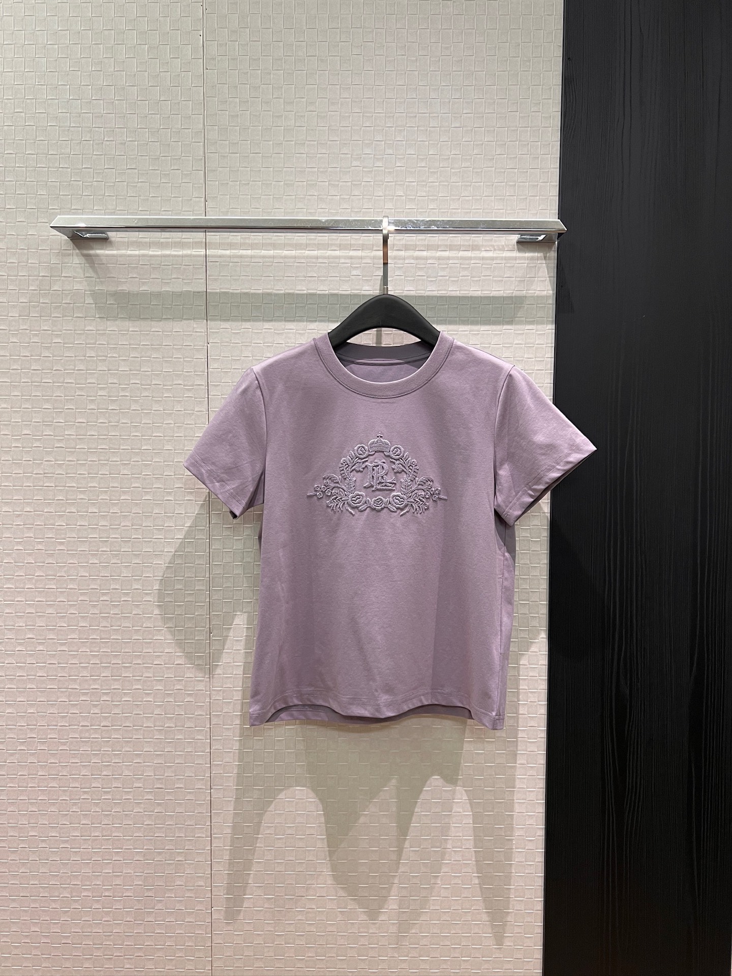 NO:834651,The new heavy industry three-dimensional embroidery RL crown flower logo decorated T-shirt is exquisite and fashionable, simple and versatile, taro purple pink white SML,,tees,t-shirt,19860909新款重工立体刺绣RL皇冠花朵logo装饰T恤精致时尚 简约百搭 香芋紫粉色白色 SML,,tees，t-shirt,,Women's clothing