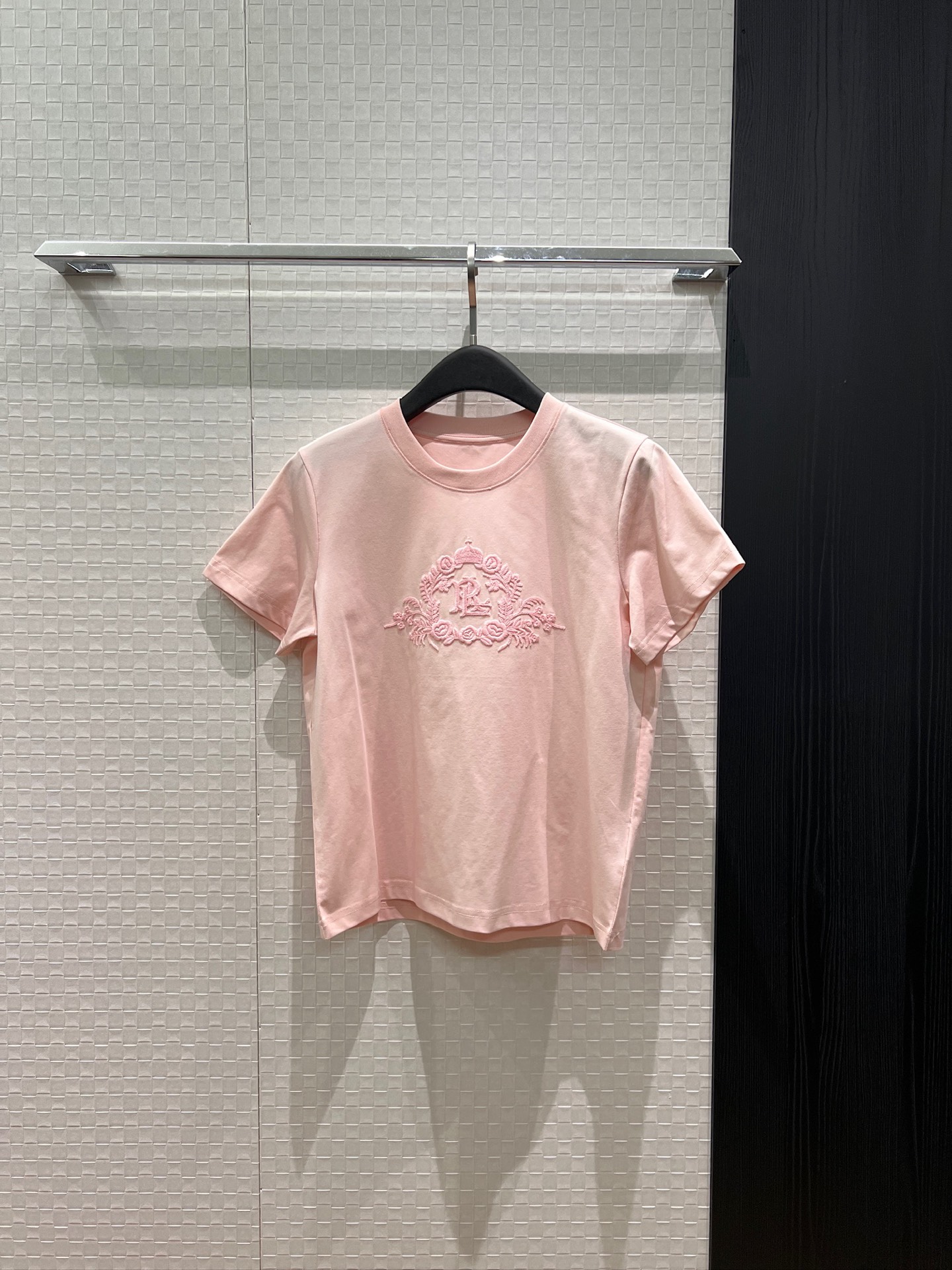 NO:834713,The new heavy industry three-dimensional embroidery RL crown flower logo decorated T-shirt is exquisite and fashionable, simple and versatile, taro purple pink white SML,,tees,t-shirt,19860909新款重工立体刺绣RL皇冠花朵logo装饰T恤精致时尚 简约百搭 香芋紫粉色白色 SML,,tees，t-shirt,,Women's clothing