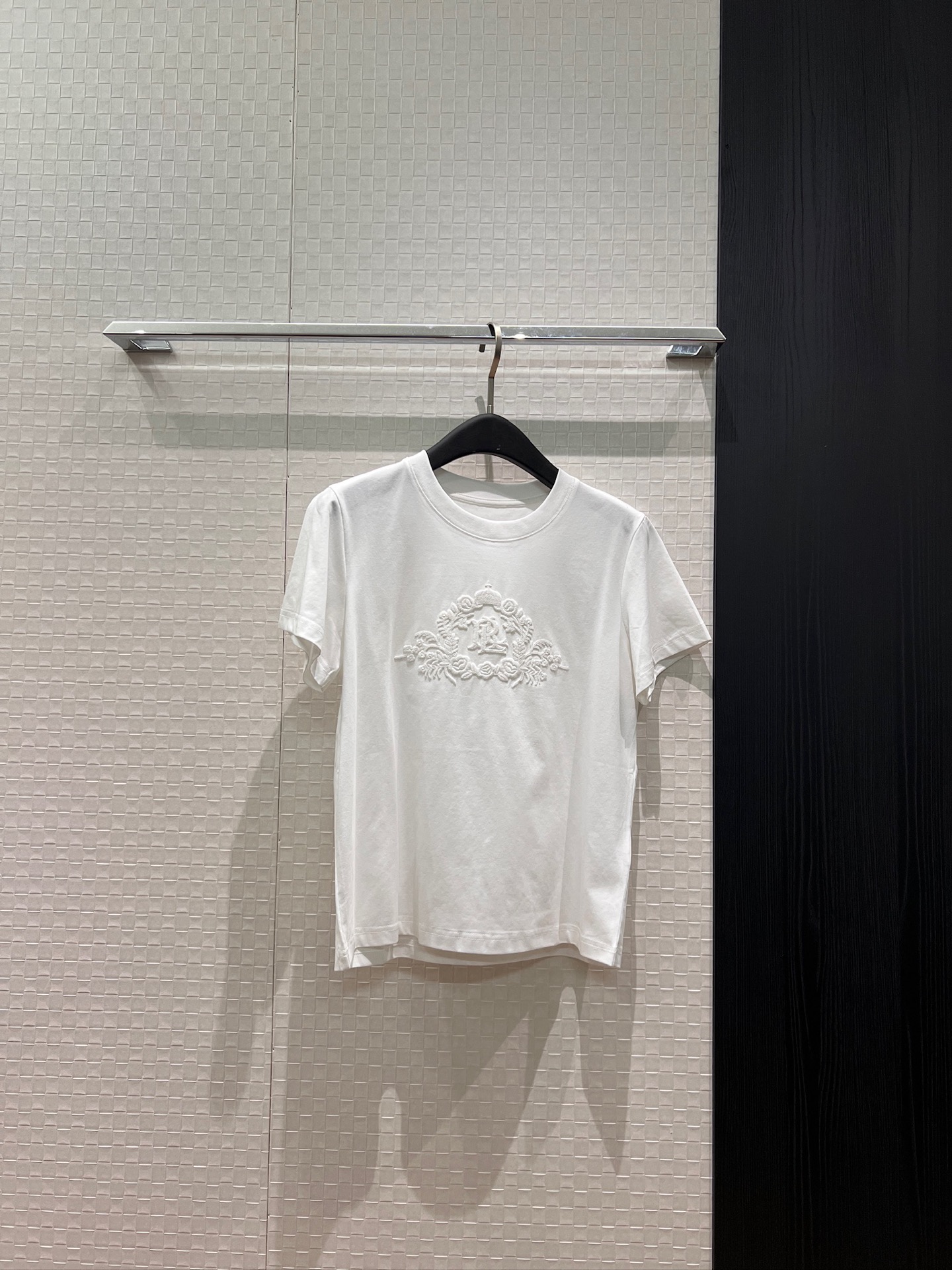 NO:834695,The new heavy industry three-dimensional embroidery RL crown flower logo decorated T-shirt is exquisite and fashionable, simple and versatile, taro purple pink white SML,,tees,t-shirt,19860909新款重工立体刺绣RL皇冠花朵logo装饰T恤精致时尚 简约百搭 香芋紫粉色白色 SML,,tees，t-shirt,,Women's clothing