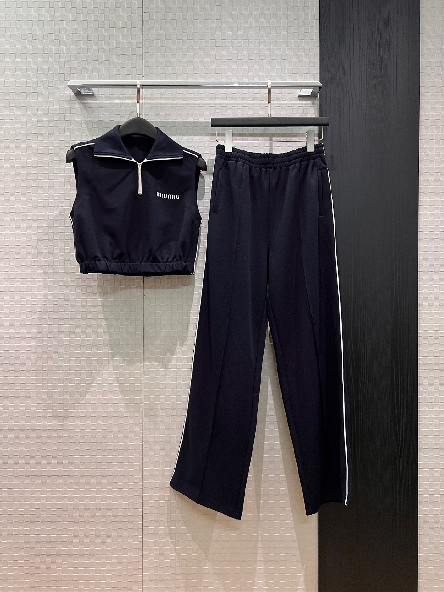 NO:834664,New miu casual suit, high collar zipper short vest top, white edge elastic waist casual pants, embroidered logo, slimming, sports to reduce age SML,,miumiu,19860909新款miu系休闲套装 高领拉链短款背心上衣白边松紧腰休闲裤 刺绣logo徽标 修身显瘦 运动减龄SML,,miumiu,,Women's clothing