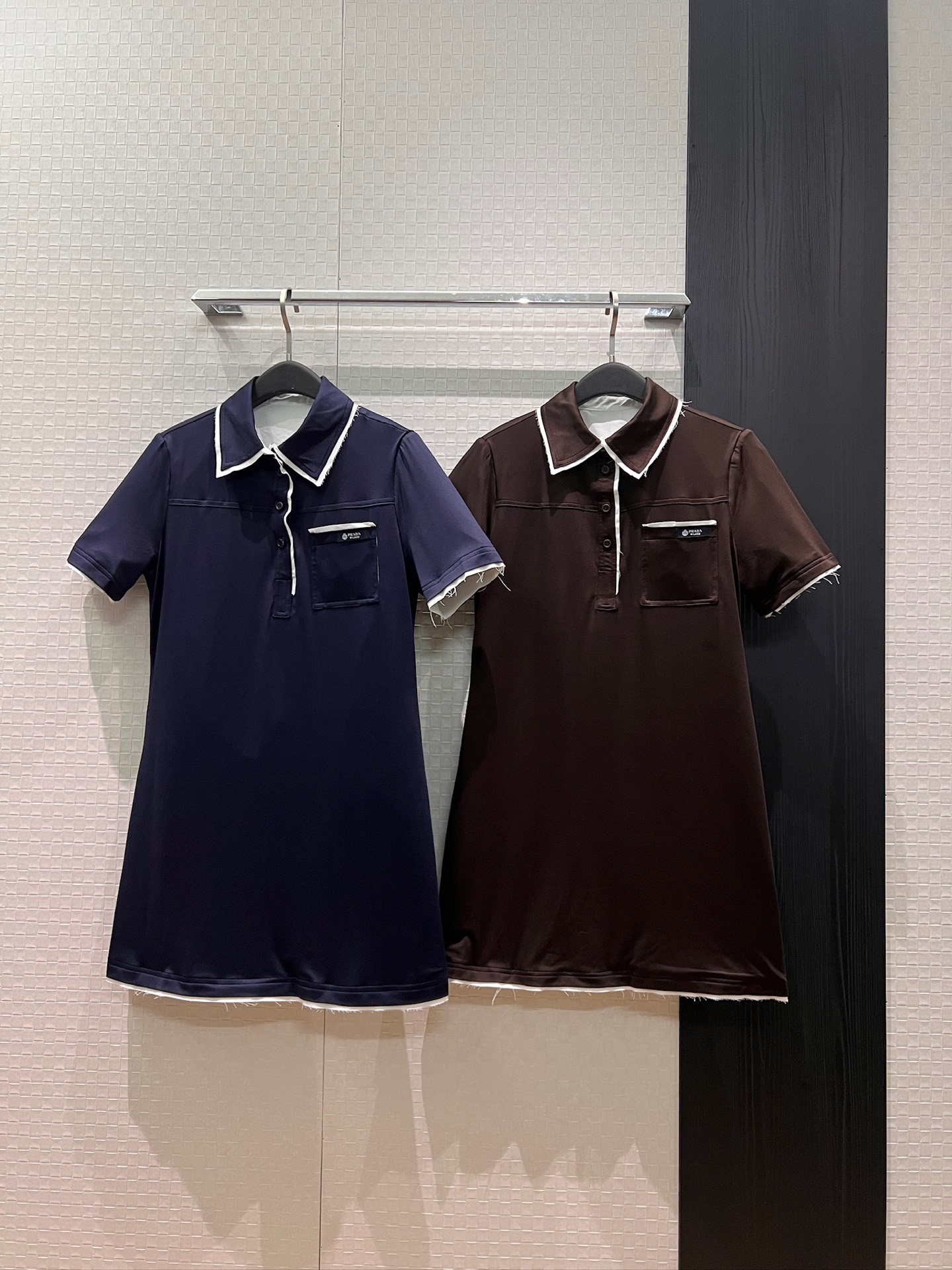 NO:834680,New fake two-piece design. Raw edge white spliced ​​lapel polo skirt. Logo decorated pocket on the chest of the dress. Versatile for age. Cute and casual dark blue coffee color. SML,,skirts,19860909新款假两件设计 毛边白色拼接翻领polo裙 连衣裙胸前logo徽标装饰口袋 减龄百搭 可爱休闲深蓝咖色 SML,,skirts,,Women's clothing