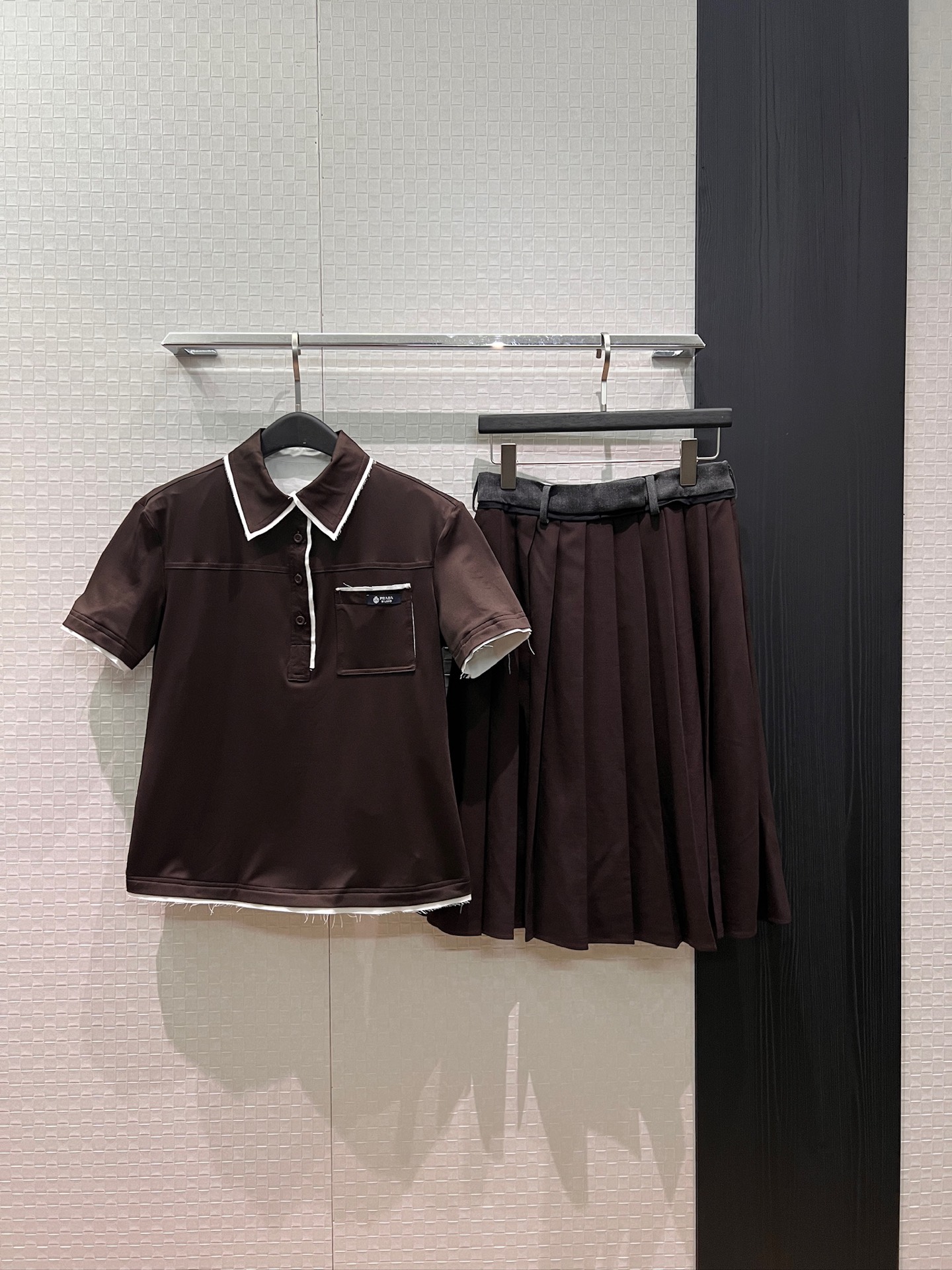 NO:834725,New style of Yang Mi and Liu Jimin, fake two-piece design, raw edge white splicing lapel polo top, contrasting color waist splicing pleated skirt, chest logo logo decorative pocket, age-reducing and versatile, cute and casual dark blue coffee color SML top 8230 skirt,,skirts,19860909新款杨幂 柳智敏同款 假两件设计 毛边白色拼接翻领polo上衣撞色腰拼接百褶半裙胸前logo徽标装饰口袋 减龄百搭 可爱休闲深蓝咖色 SML 上衣8230 半裙,,skirts,,Women's clothing