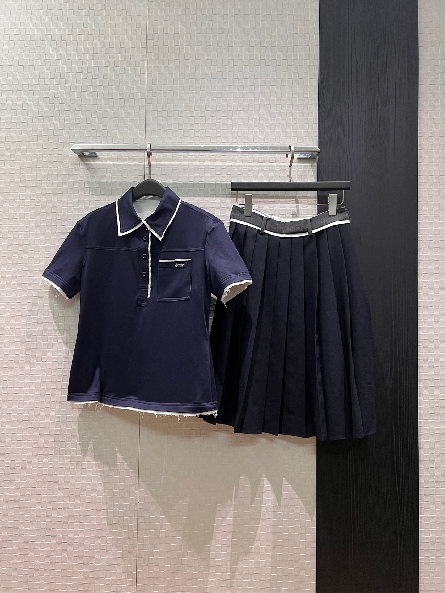 NO:834712,New style of Yang Mi and Liu Jimin, fake two-piece design, raw edge white splicing lapel polo top, contrasting color waist splicing pleated skirt, chest logo logo decorative pocket, age-reducing and versatile, cute and casual dark blue coffee color SML top 8230 skirt,,skirts,19860909新款杨幂 柳智敏同款 假两件设计 毛边白色拼接翻领polo上衣撞色腰拼接百褶半裙胸前logo徽标装饰口袋 减龄百搭 可爱休闲深蓝咖色 SML 上衣8230 半裙,,skirts,,Women's clothing