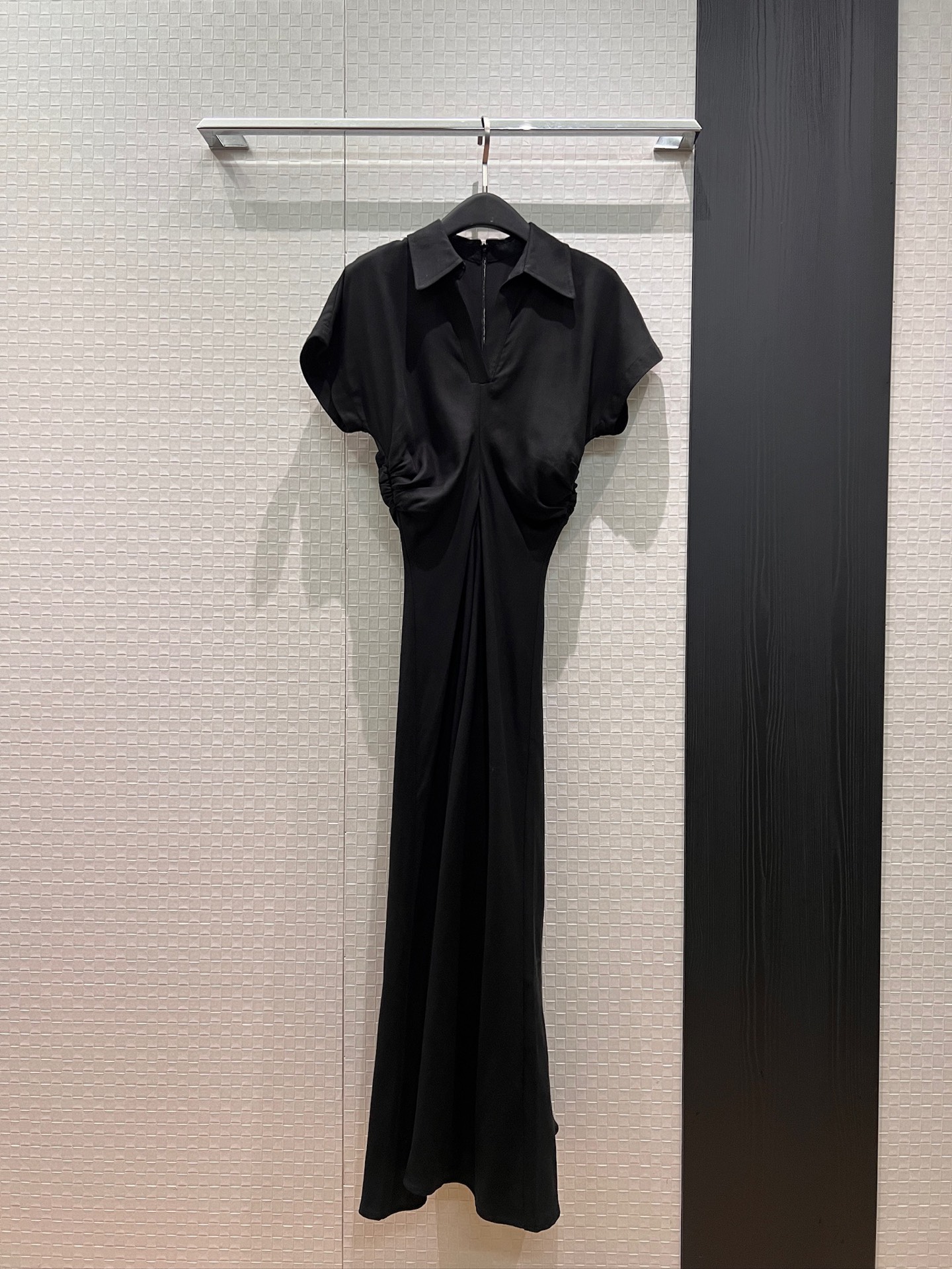 NO:834758,New arrival BC French lapel V-neck pleated dress with dropped shoulder sleeves Long skirt with pleated waist to cover the body Slim fit and slimming temperament for commuting Elegant socialites Black and white SML,,skirts,19860909新款来袭BC 法式翻领V领落肩袖褶皱连衣裙 长裙皱褶收腰遮肉 修身显瘦气质通勤 优雅名媛 黑色白色 SML,,skirts,,Women's clothing