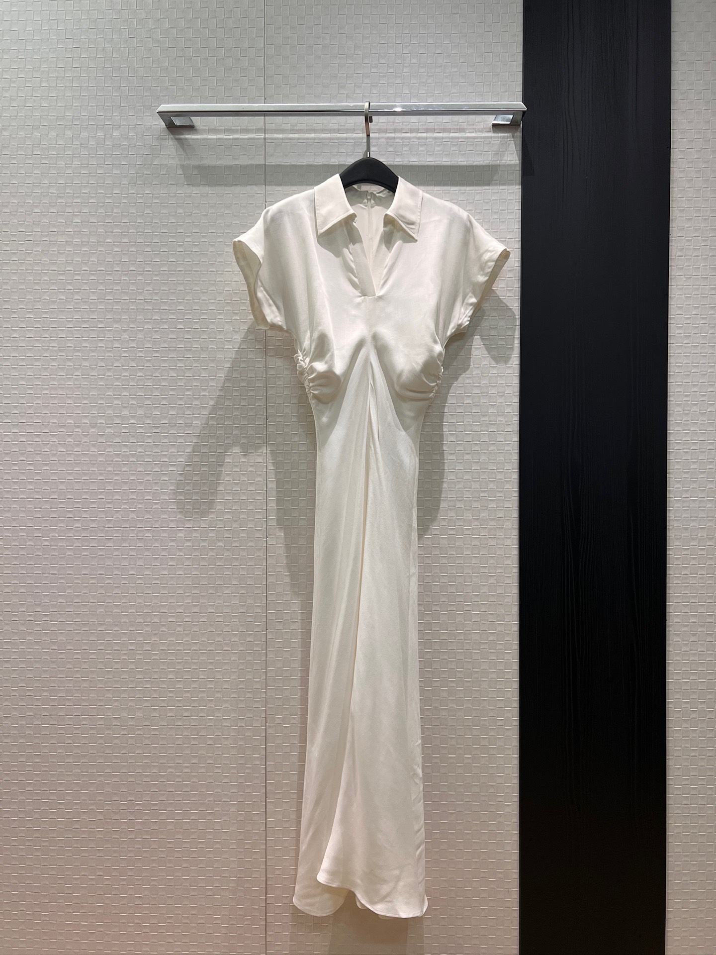 NO:834746,New arrival BC French lapel V-neck pleated dress with dropped shoulder sleeves Long skirt with pleated waist to cover the body Slim fit and slimming temperament for commuting Elegant socialites Black and white SML,,skirts,19860909新款来袭BC 法式翻领V领落肩袖褶皱连衣裙 长裙皱褶收腰遮肉 修身显瘦气质通勤 优雅名媛 黑色白色 SML,,skirts,,Women's clothing