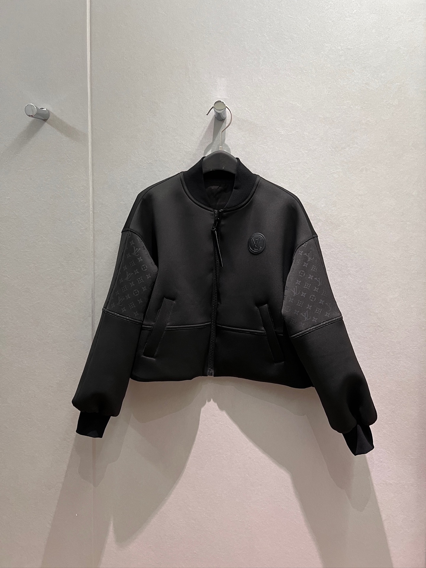 NO:835351,New style short jacket with stand-up collar and dropped shoulders. Presbyopic patchwork sleeve design and logo badge decoration on the chest. Drawstring at the hem to tighten the waist. Loose and casual. Simple and versatile. S-XL,,jackets & coats,19860909新款立领落肩短款外套 老花拼接袖设计胸前logo徽章装饰 下摆抽绳收腰宽松休闲 简约百搭 S-XL,,jackets & coats,,Women's clothing