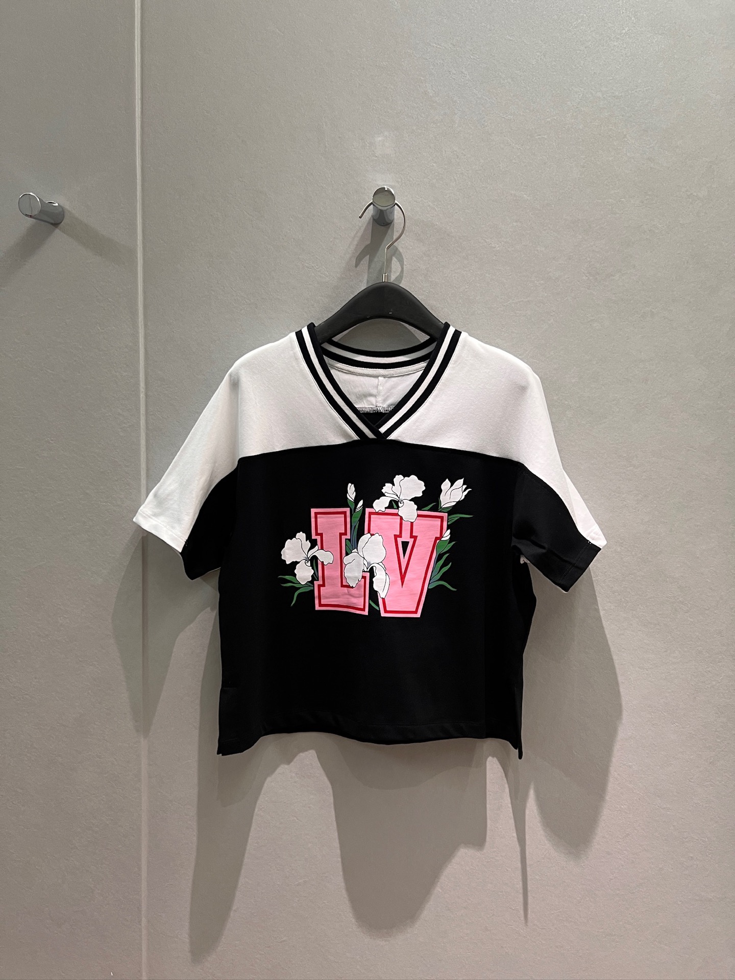 NO:835345,New American color-blocked V-neck short T-shirt top with floral logo lettering print. Slits on both sides of the hem. Versatile for age reduction. SML,,tees,t-shirt,19860909新款美式拼色V领短款T恤上衣花卉logo字母印花 下摆两侧开叉 减龄百搭 SML,,tees，t-shirt,,Women's clothing