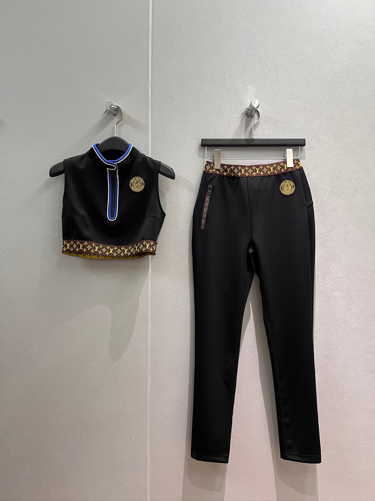 NO:835370,Vest p pants new spliced ​​old flower stand collar short vest top elastic waist small leg pants yoga pants chest logo badge slimming slimming comfortable and age-reducing SML,,19860909背心 p裤子 新款拼接老花立领短款背心上衣松紧腰小脚裤 瑜伽裤胸前logo徽章 修身显瘦 舒适减龄 SML,,,Women's clothing