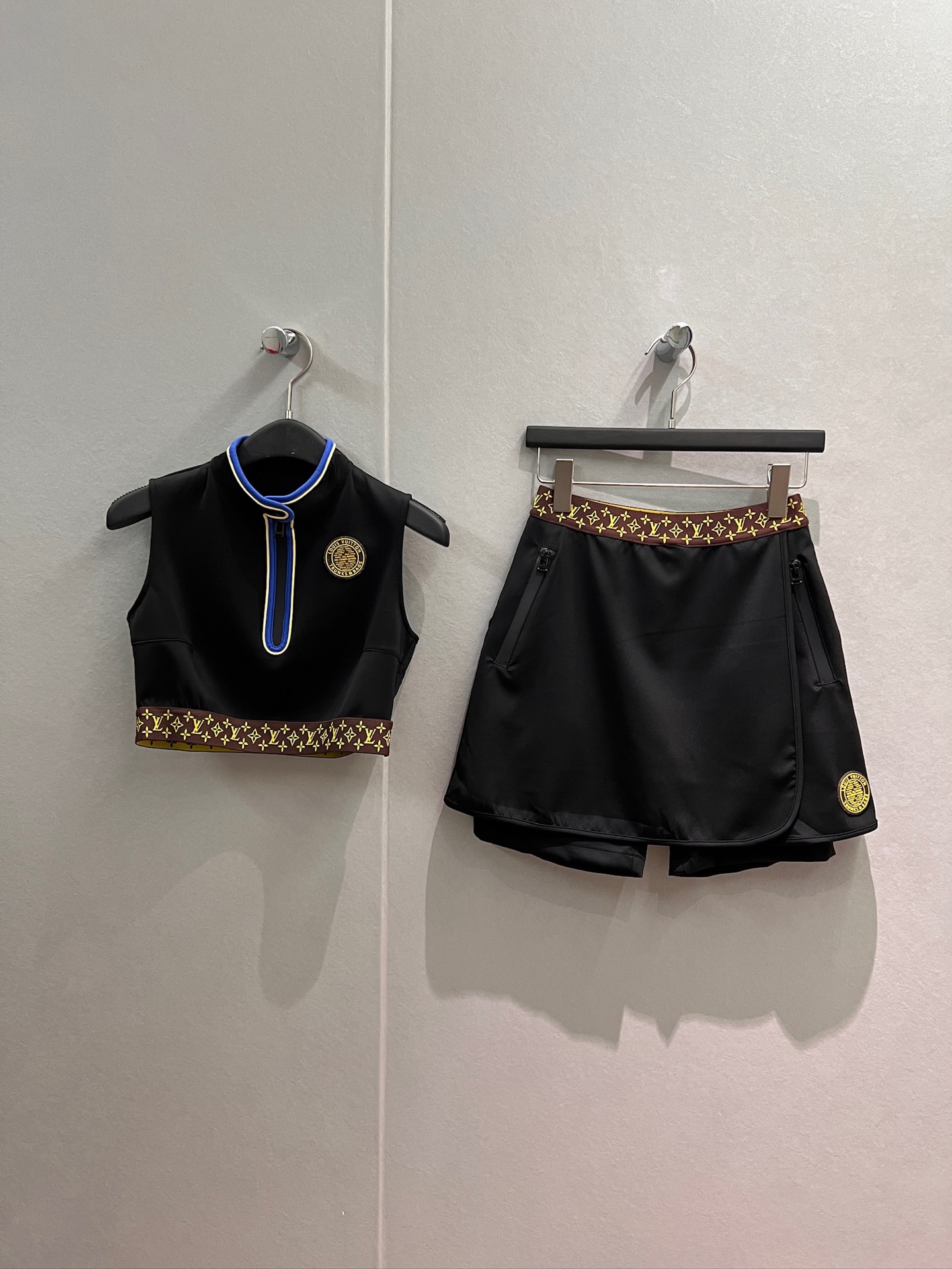 NO:835360,Vest, pants, new style spliced ​​old flower stand collar short vest top, fake two-piece elastic waist culottes, chest logo badge, slim fit, comfortable and age-reducing SML,,skirts,19860909背心 裤子 新款拼接老花立领短款背心上衣假两件松紧腰裙裤胸前logo徽章 修身显瘦 舒适减龄 SML,,skirts,,Women's clothing