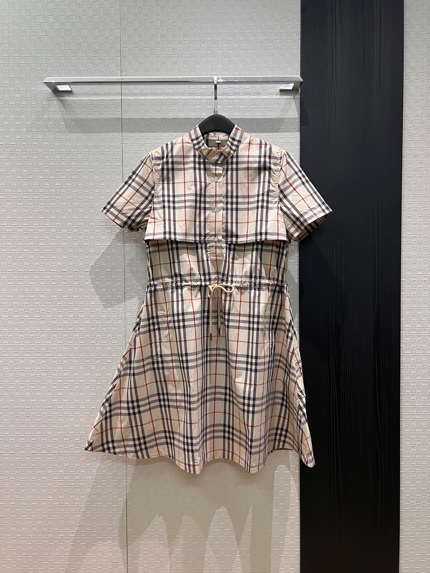 NO:835381,New style contrasting stand-up collar plaid short-sleeved dress, drawstring waist design, baby doll skirt is loose and casual, college age-reducing, pockets on both sides, pink khaki S-XL,,skirts,T-shirt,19860909新款冲冲立领格纹短袖连衣裙 抽绳收腰设计 娃娃裙宽松休闲 学院减龄 两侧有口袋粉色卡其 S-XL,,skirts,T-shirt,,Women's clothing