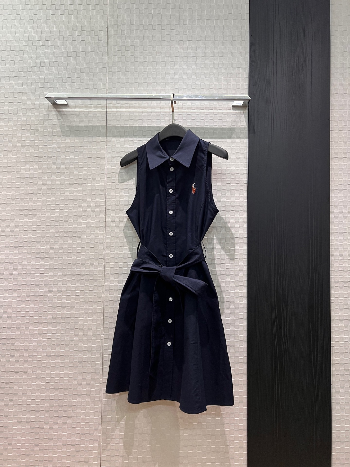 NO:835409,New style embroidered pony logo lapel vest, sleeveless halter neck dress, A-line skirt, belt to tighten the waist, pockets on both sides, elegant and elegant for vacation, light blue, white, dark blue, SML,,skirts,19860909新款刺绣小马logo翻领背心无袖挂脖连衣裙A字裙摆 系腰带收腰 两侧有口袋气质减龄 度假优雅 浅蓝白色深蓝 SML,,skirts,,Women's clothing