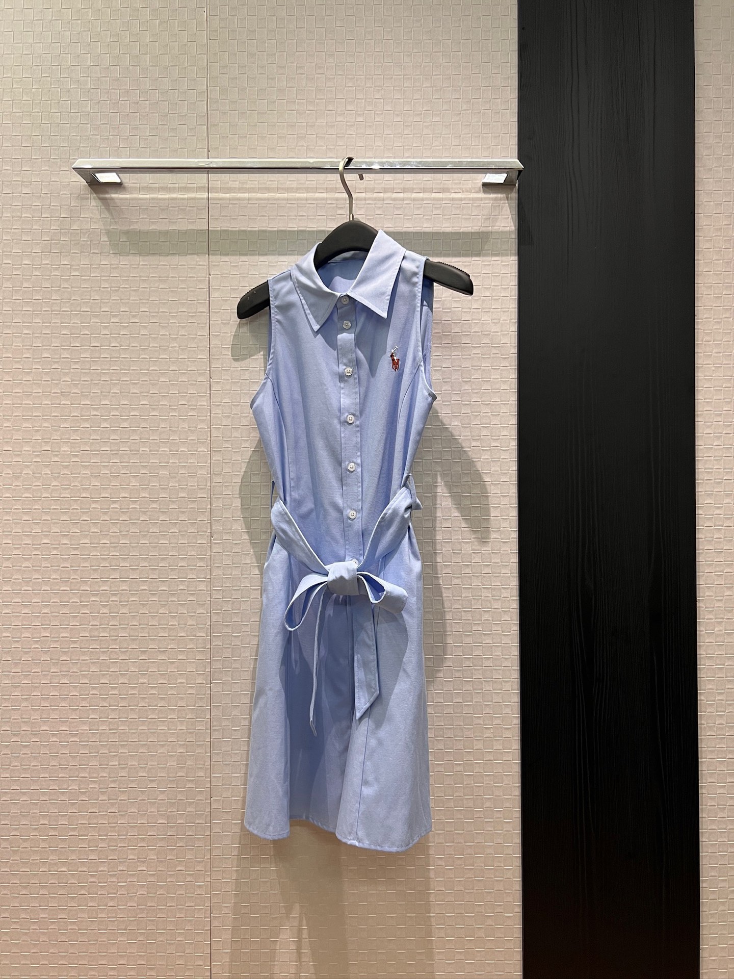 NO:835399,New style embroidered pony logo lapel vest, sleeveless halter neck dress, A-line skirt, belt to tighten the waist, pockets on both sides, elegant and elegant for vacation, light blue, white, dark blue, SML,,skirts,19860909新款刺绣小马logo翻领背心无袖挂脖连衣裙A字裙摆 系腰带收腰 两侧有口袋气质减龄 度假优雅 浅蓝白色深蓝 SML,,skirts,,Women's clothing