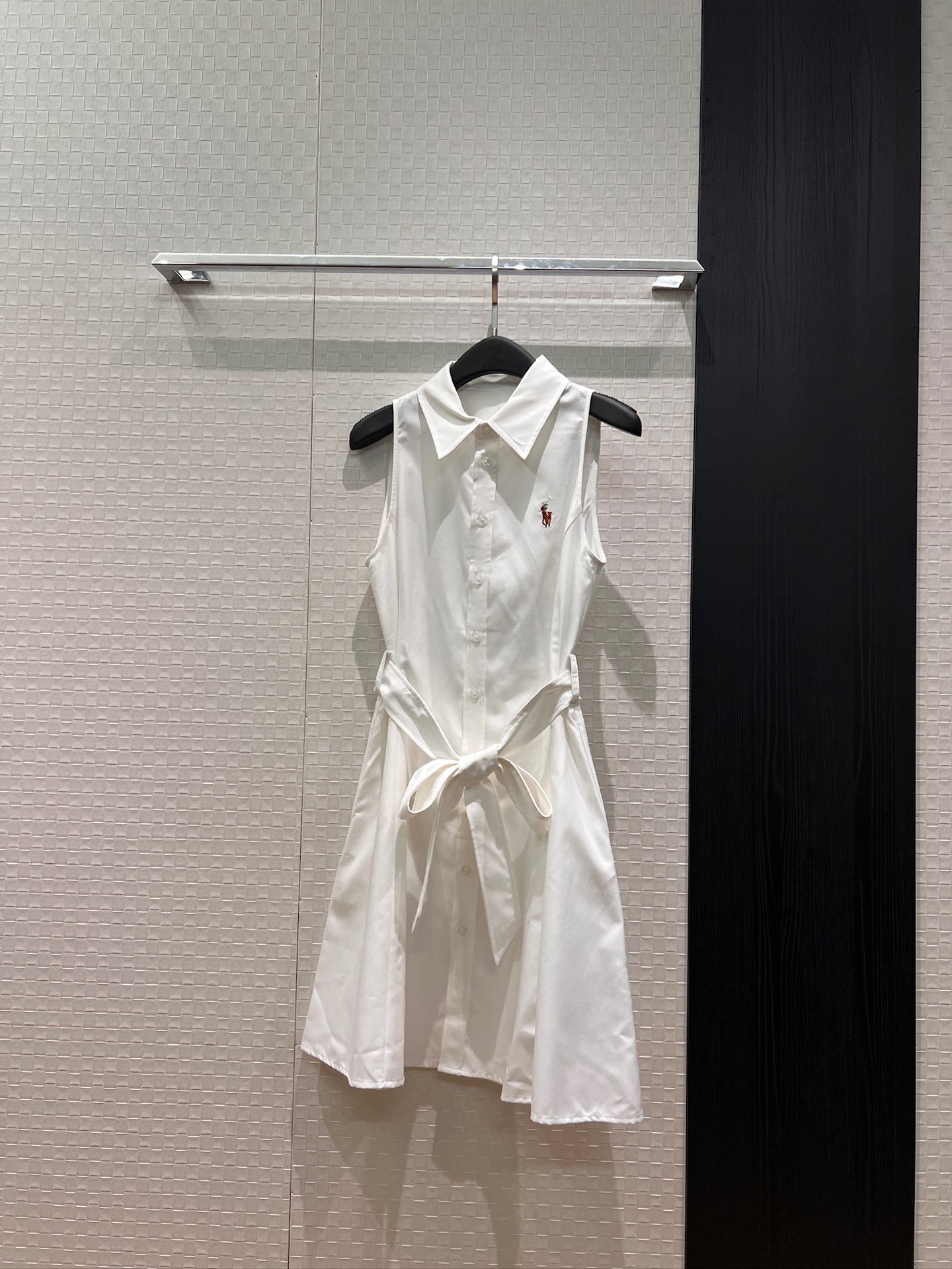 NO:835390,New style embroidered pony logo lapel vest, sleeveless halter neck dress, A-line skirt, belt to tighten the waist, pockets on both sides, elegant and elegant for vacation, light blue, white, dark blue, SML,,skirts,19860909新款刺绣小马logo翻领背心无袖挂脖连衣裙A字裙摆 系腰带收腰 两侧有口袋气质减龄 度假优雅 浅蓝白色深蓝 SML,,skirts,,Women's clothing