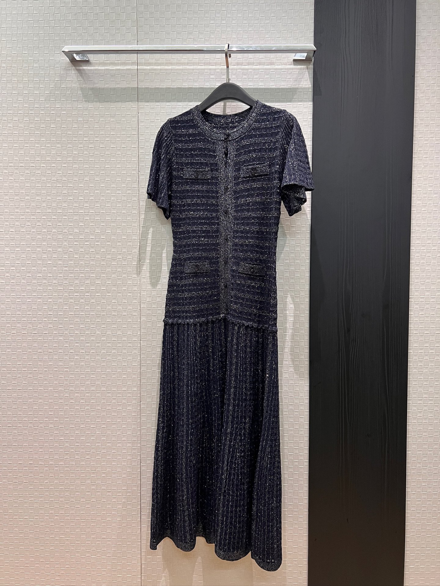 NO:835425,New sparkling customized gold thread knitted lotus leaf sleeve dress, long skirt with hollow chest, heavy-duty full-body hot diamonds, slimming and slimming, socialite elegance, age-reducing plutocrat's daughter's capital, dark blue apricot SML,,skirts,19860909新款闪闪定制金线针织荷叶袖连衣裙 长裙胸前镂空 重工全身烫钻 修身显瘦 名媛优雅 气质减龄财阀千金本金 深蓝杏色 SML,,skirts,,Women's clothing