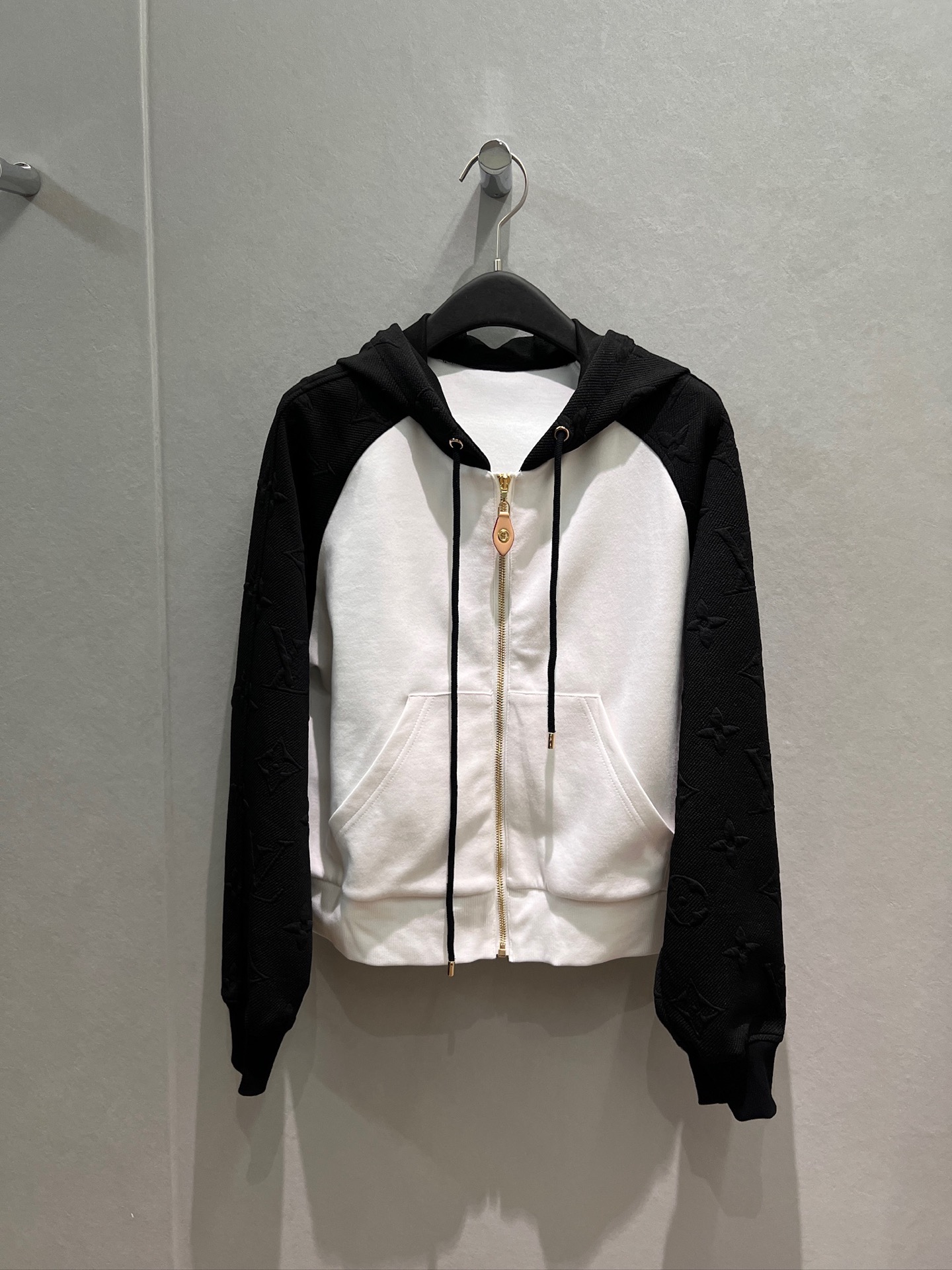 NO:835993,Apricot black New three-dimensional embossed presbyopic color block hooded jacket raglan design zipper sweatshirt Hardware accessories open mold casual fashion outdoor sports age-reducing versatile custom dyed apricot color can be matched with the same shorts SML,,hoodie,sweatshirts,shorts,jackets & coats,hats,19860909杏色 黑色 新款立体浮雕老花拼色连帽外套插肩设计拉链卫衣 五金配件开模休闲时尚 户外运动 减龄百搭 定染杏色 可搭同款短裤 SML,,hoodie,sweatshirts,shorts,jackets & coats,hats,,Women's clothing