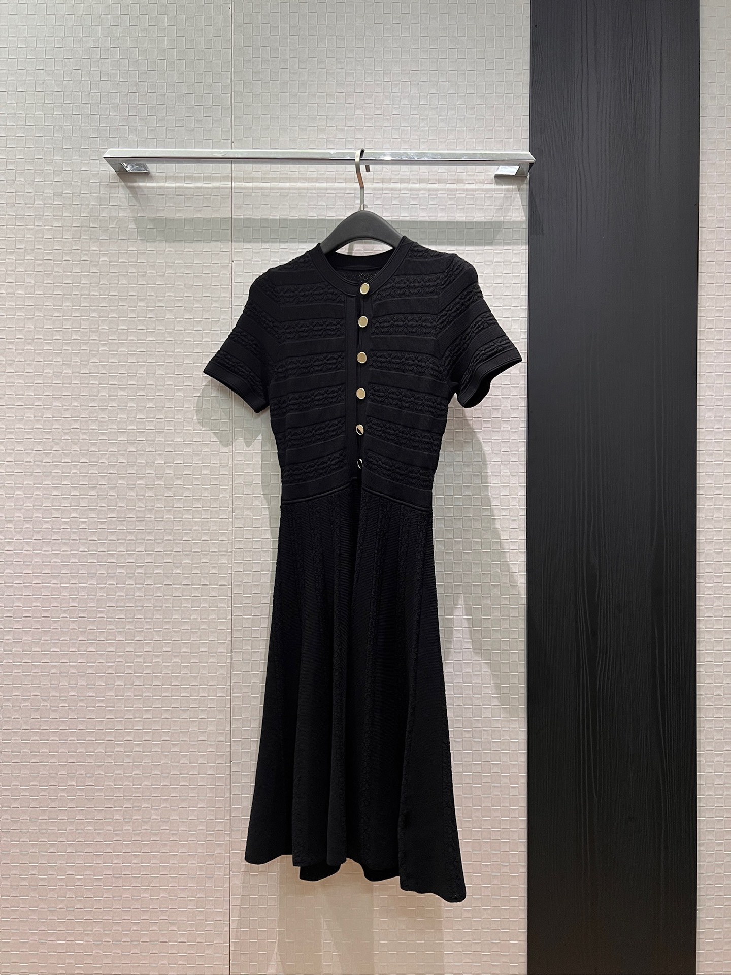 NO:835995,New three-dimensional striped lace knitted short-sleeved dress with molded gold buckle decoration. Slim and slim. Temperament and age reduction. Simple commute black burgundy apricot SML,,skirts,T-shirt,19860909新款立体条纹花边针织短袖连衣裙开模金扣装饰 修身显瘦 气质减龄 简约通勤黑色酒红杏色 SML,,skirts,T-shirt,,Women's clothing