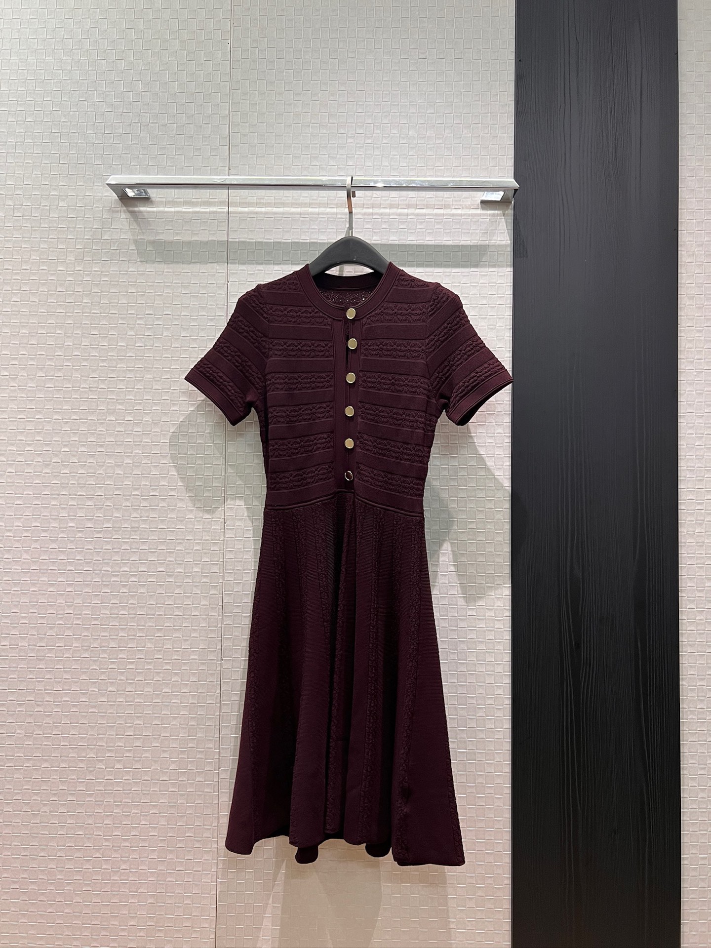 NO:836043,New three-dimensional striped lace knitted short-sleeved dress with molded gold buckle decoration. Slim and slim. Temperament and age reduction. Simple commute black burgundy apricot SML,,skirts,T-shirt,19860909新款立体条纹花边针织短袖连衣裙开模金扣装饰 修身显瘦 气质减龄 简约通勤黑色酒红杏色 SML,,skirts,T-shirt,,Women's clothing