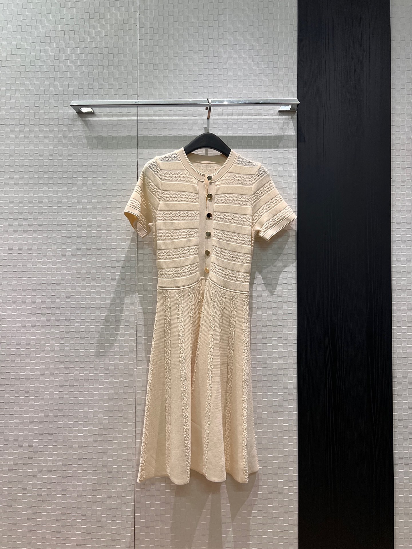 NO:836030,New three-dimensional striped lace knitted short-sleeved dress with molded gold buckle decoration. Slim and slim. Temperament and age reduction. Simple commute black burgundy apricot SML,,skirts,T-shirt,19860909新款立体条纹花边针织短袖连衣裙开模金扣装饰 修身显瘦 气质减龄 简约通勤黑色酒红杏色 SML,,skirts,T-shirt,,Women's clothing