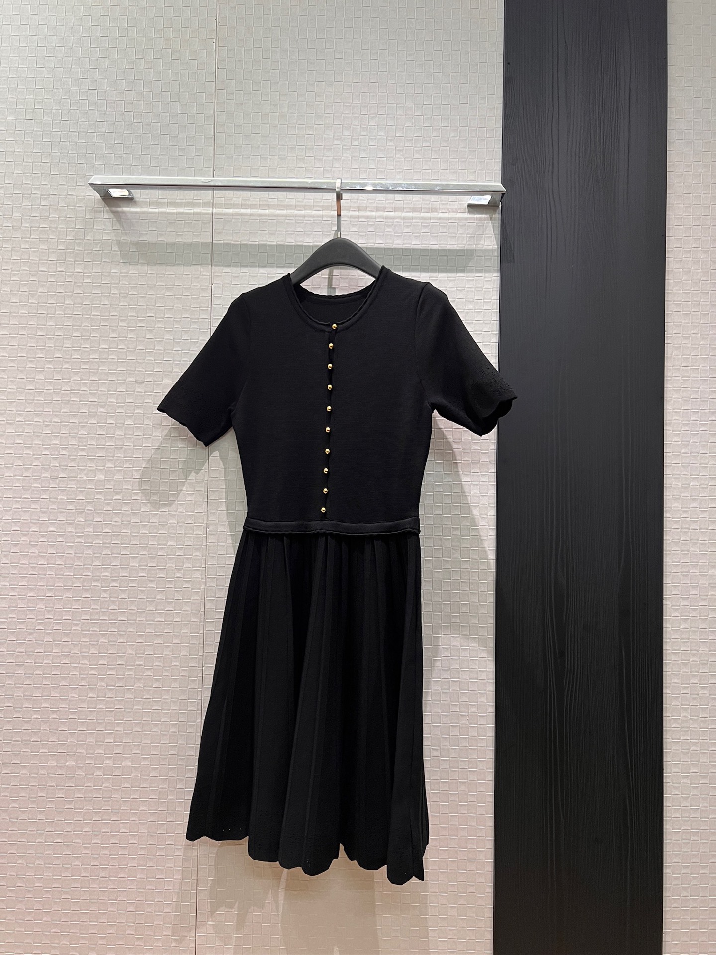 NO:836013,New hollow lace knitted short-sleeved dress with molded gold buckle decoration. Slim and slim. Temperament and age reduction. Simple commuter black apricot. SML,,skirts,T-shirt,19860909新款镂空花边针织短袖连衣裙开模金扣装饰 修身显瘦 气质减龄 简约通勤黑色杏色 SML,,skirts,T-shirt,,Women's clothing