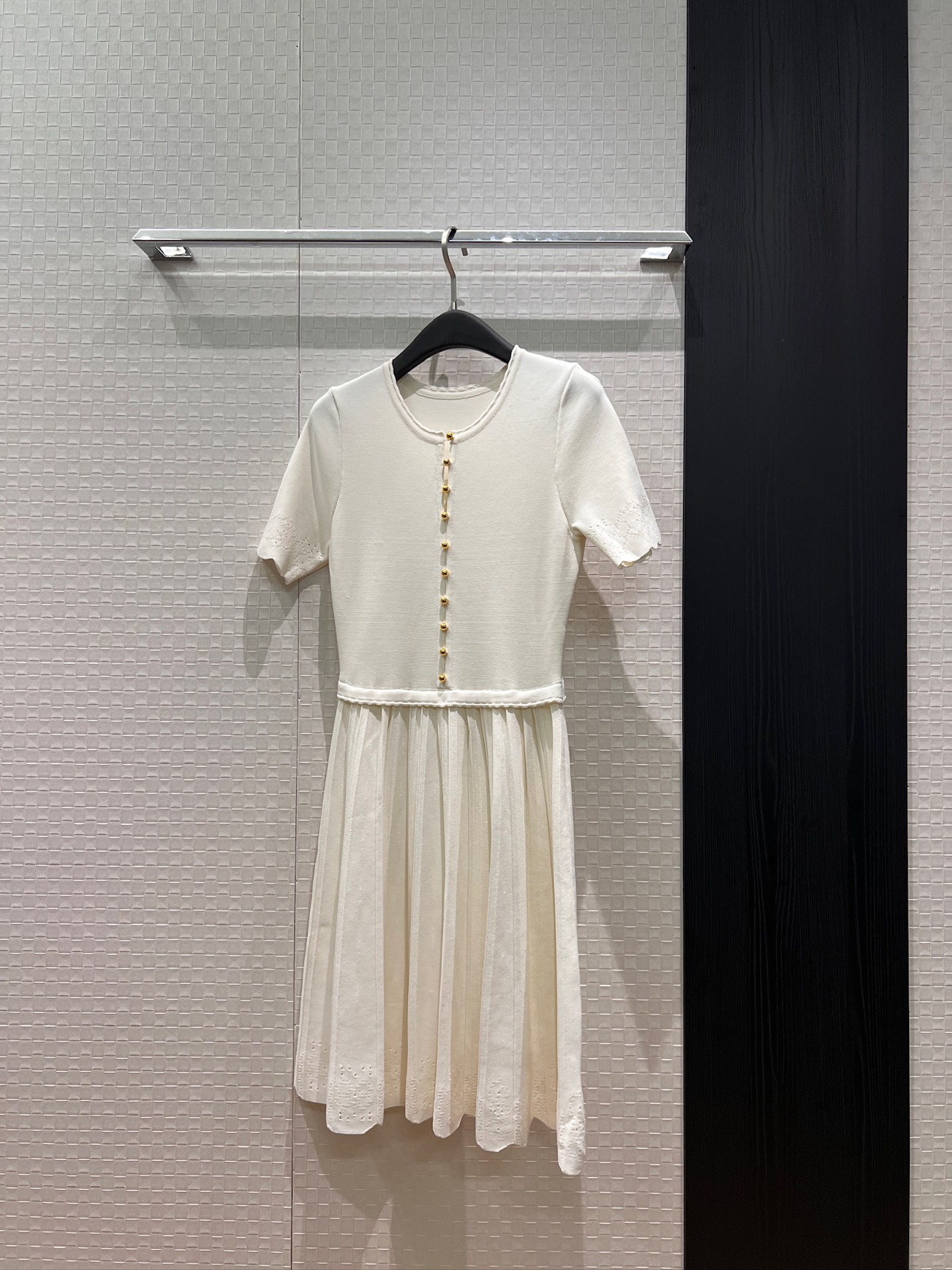 NO:836001,New hollow lace knitted short-sleeved dress with molded gold buckle decoration. Slim and slim. Temperament and age reduction. Simple commuter black apricot. SML,,skirts,T-shirt,19860909新款镂空花边针织短袖连衣裙开模金扣装饰 修身显瘦 气质减龄 简约通勤黑色杏色 SML,,skirts,T-shirt,,Women's clothing
