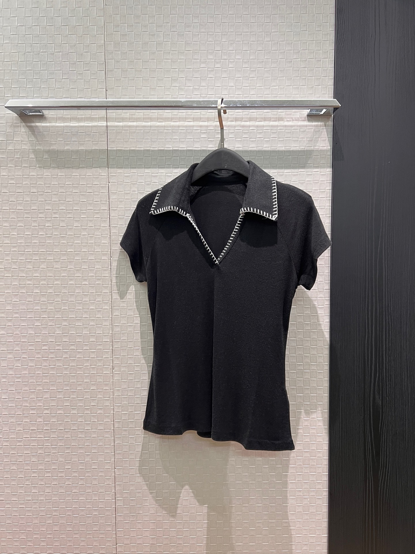 NO:836004,New embroidered seam lapel V-neck T-shirt raglan slim fit, slim and versatile, right shoulder, age-reducing, black and white SML,,tees,t-shirt,19860909新款绣线缝边翻领V领T恤插肩修身 显瘦百搭 正肩减龄黑色白色 SML,,tees，t-shirt,,Women's clothing