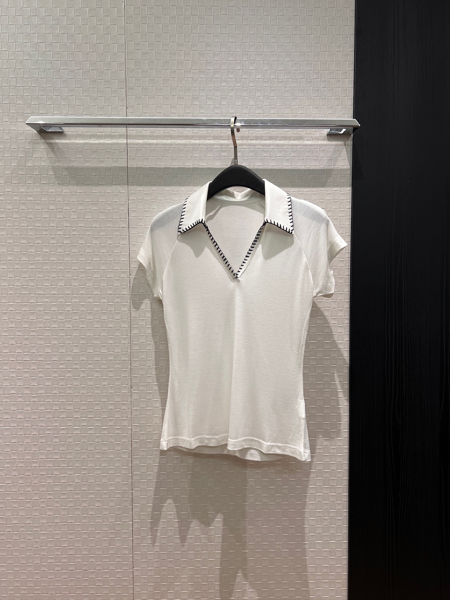NO:836047,New embroidered seam lapel V-neck T-shirt raglan slim fit, slim and versatile, right shoulder, age-reducing, black and white SML,,tees,t-shirt,19860909新款绣线缝边翻领V领T恤插肩修身 显瘦百搭 正肩减龄黑色白色 SML,,tees，t-shirt,,Women's clothing