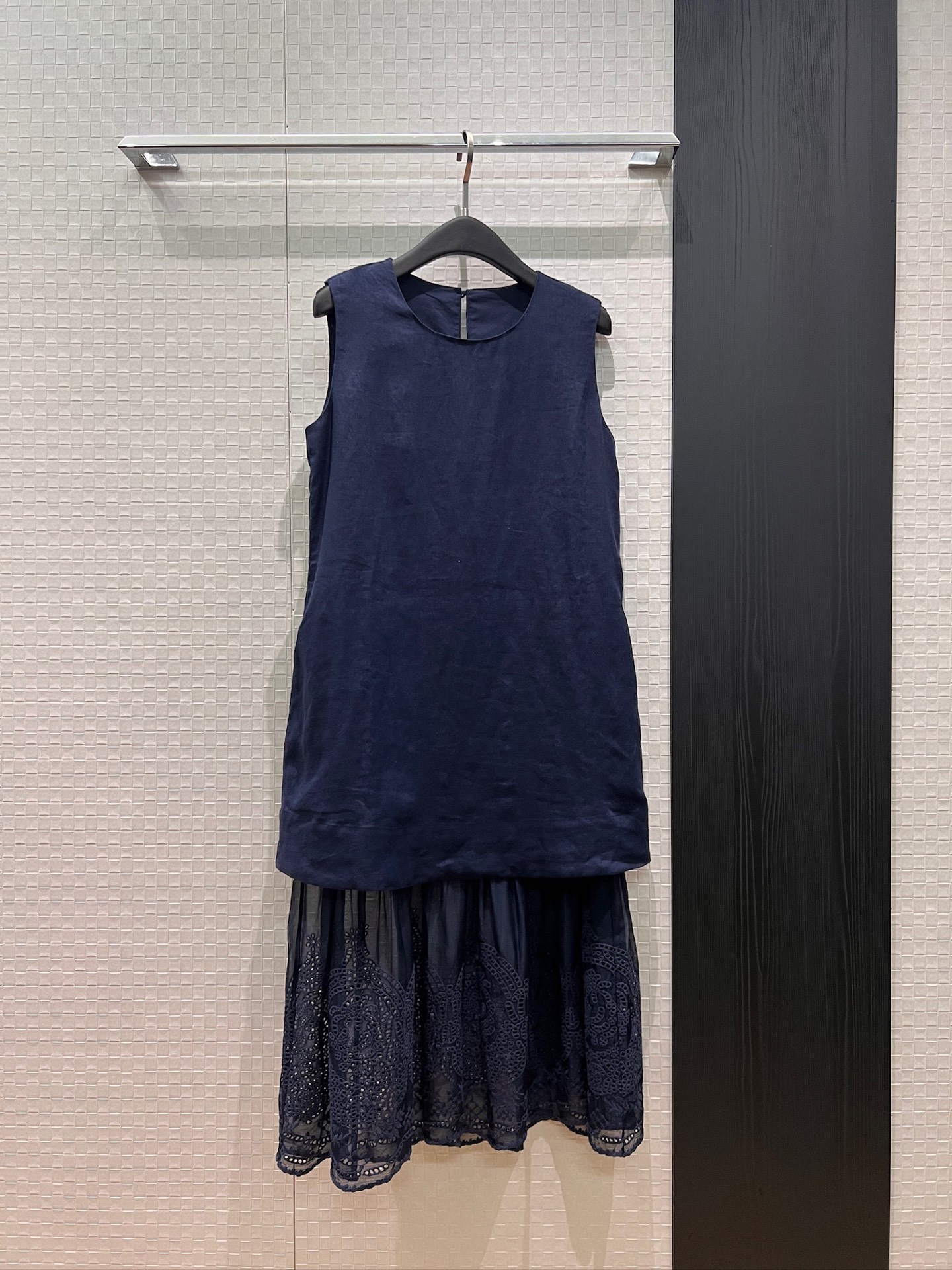 NO:836665,New embroidered hollow skirt, linen splicing fake two-piece dress, round neck sleeveless vest long skirt for vacation and leisure, elegant and age-reducing, pockets on both sides, dark blue and white SML,,skirts,19860909新款刺绣镂空裙摆 亚麻拼接假两件连衣裙 圆领无袖背心长裙度假休闲 气质减龄 两侧有口袋 深蓝白色SML,,skirts,,Women's clothing