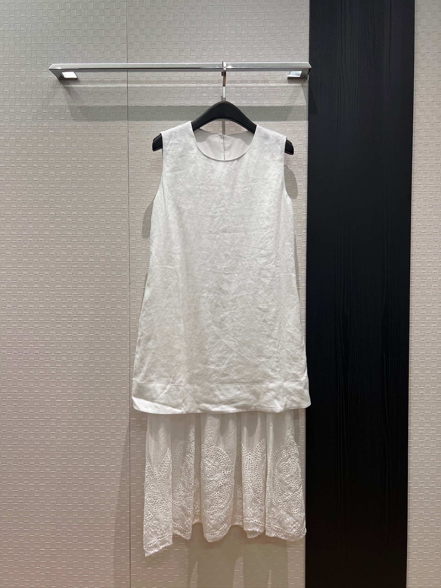 NO:836655,New embroidered hollow skirt, linen splicing fake two-piece dress, round neck sleeveless vest long skirt for vacation and leisure, elegant and age-reducing, pockets on both sides, dark blue and white SML,,skirts,19860909新款刺绣镂空裙摆 亚麻拼接假两件连衣裙 圆领无袖背心长裙度假休闲 气质减龄 两侧有口袋 深蓝白色SML,,skirts,,Women's clothing