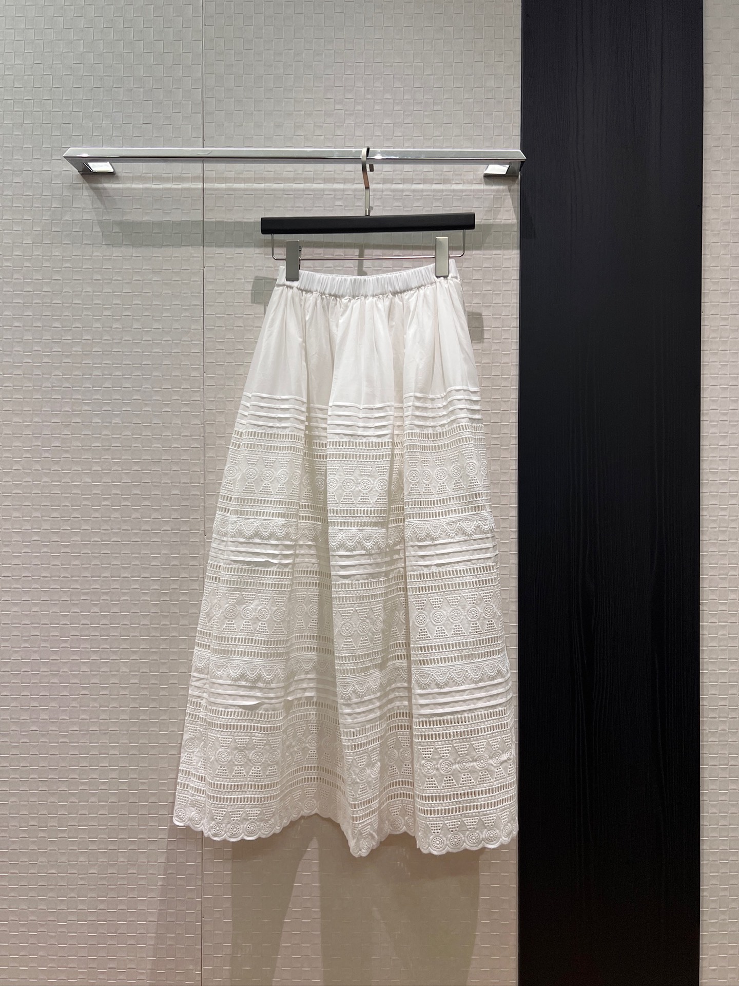 NO:836646,New heavy-duty hollow embroidery spliced ​​striped skirt with elastic elastic waist. Versatile for vacation. Sweet and cute. Must-have for age reduction. SML,,skirts,19860909新款重工镂空刺绣拼接打条半裙弹力松紧腰 度假百搭 甜美可爱 减龄必备SML,,skirts,,Women's clothing