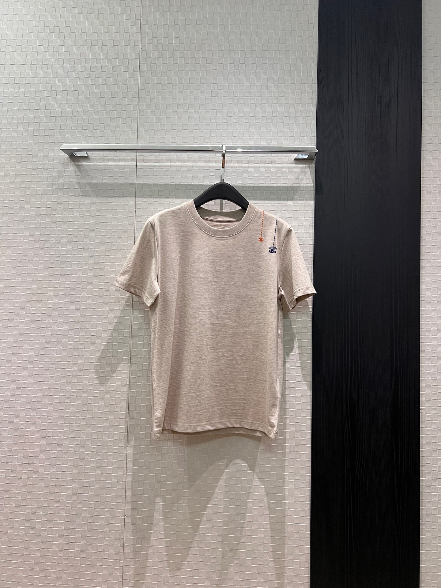 NO:836681,New simple embroidered coco color double C round neck T-shirt, casual and versatile, a must-have for age reduction, apricot gray SML,,tees,t-shirt,19860909新款简约刺绣coco彩色双C圆领T恤休闲百搭 减龄必备 杏色灰色 SML,,tees，t-shirt,,Women's clothing