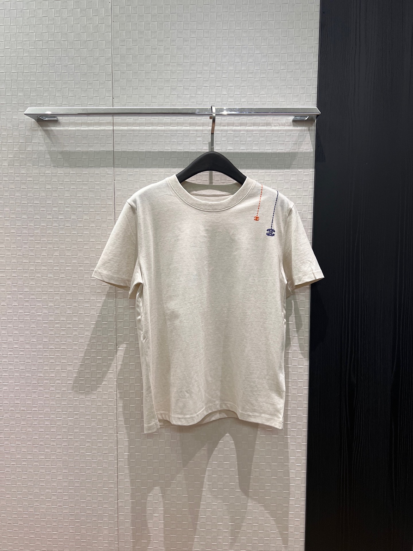 NO:836673,New simple embroidered coco color double C round neck T-shirt, casual and versatile, a must-have for age reduction, apricot gray SML,,tees,t-shirt,19860909新款简约刺绣coco彩色双C圆领T恤休闲百搭 减龄必备 杏色灰色 SML,,tees，t-shirt,,Women's clothing