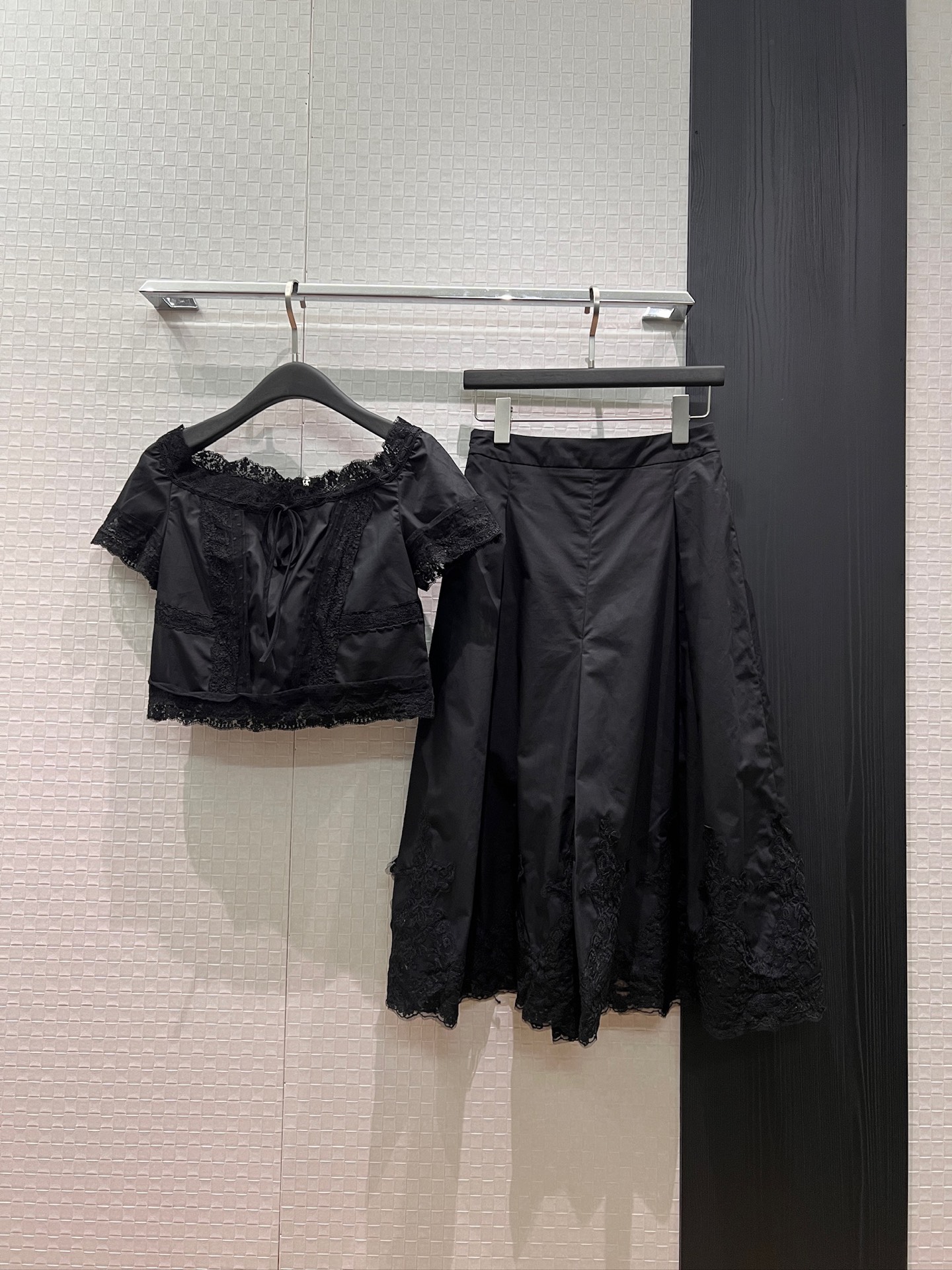 NO:836652,Tops and skirts New lace-up lace splicing one-line collar short top lace splicing pleated skirt Exquisite and elegant, elegant and age-reducing, versatile for vacations Black and white SML,,skirts,19860909上衣 半裙 新款系带蕾丝拼接一字领短款上衣蕾丝拼接压褶半裙 精致优雅 气质减龄度假百搭 黑色白色 SML,,skirts,,Women's clothing