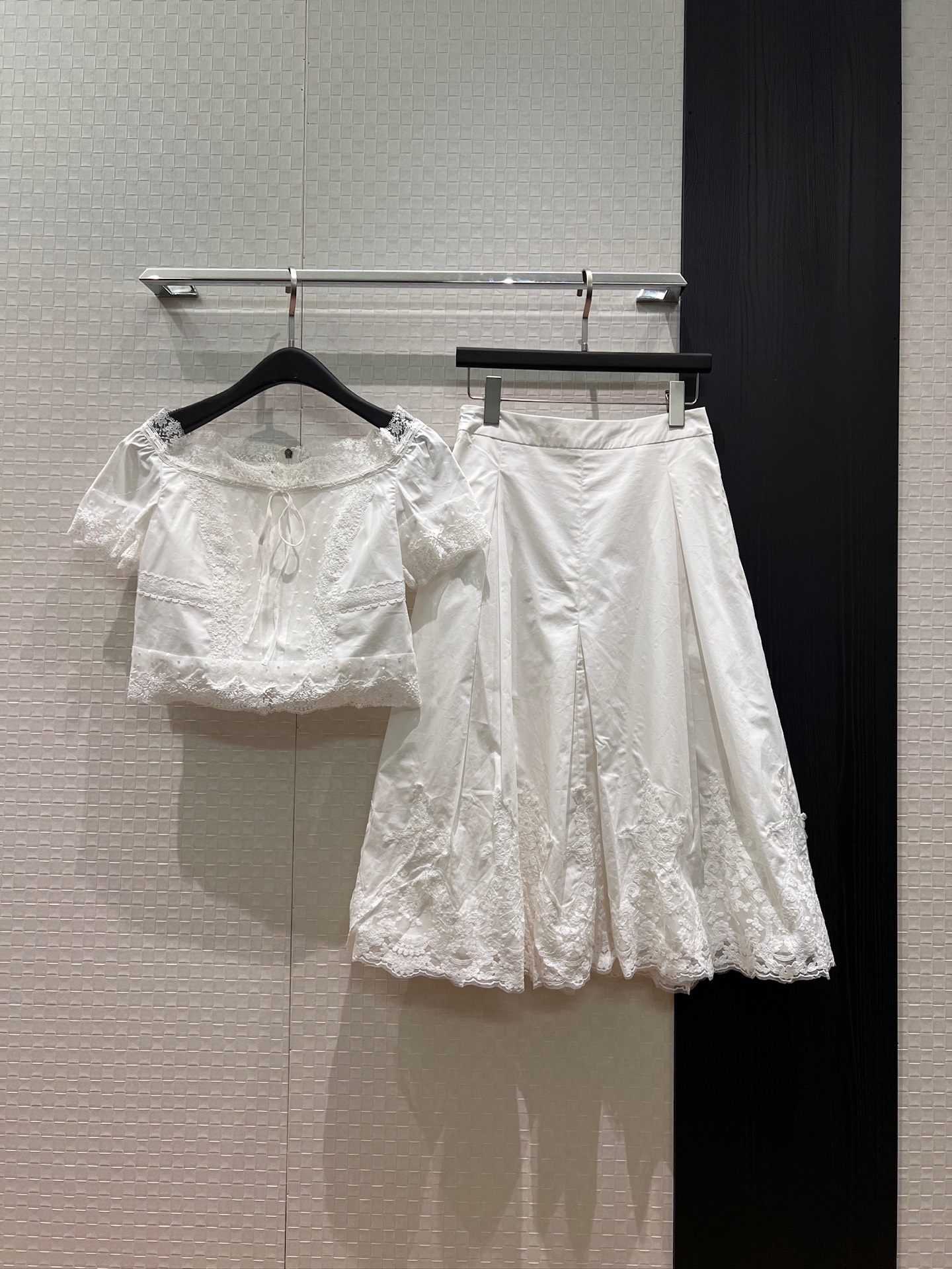 NO:836662,Tops and skirts New lace-up lace splicing one-line collar short top lace splicing pleated skirt Exquisite and elegant, elegant and age-reducing, versatile for vacations Black and white SML,,skirts,19860909上衣 半裙 新款系带蕾丝拼接一字领短款上衣蕾丝拼接压褶半裙 精致优雅 气质减龄度假百搭 黑色白色 SML,,skirts,,Women's clothing