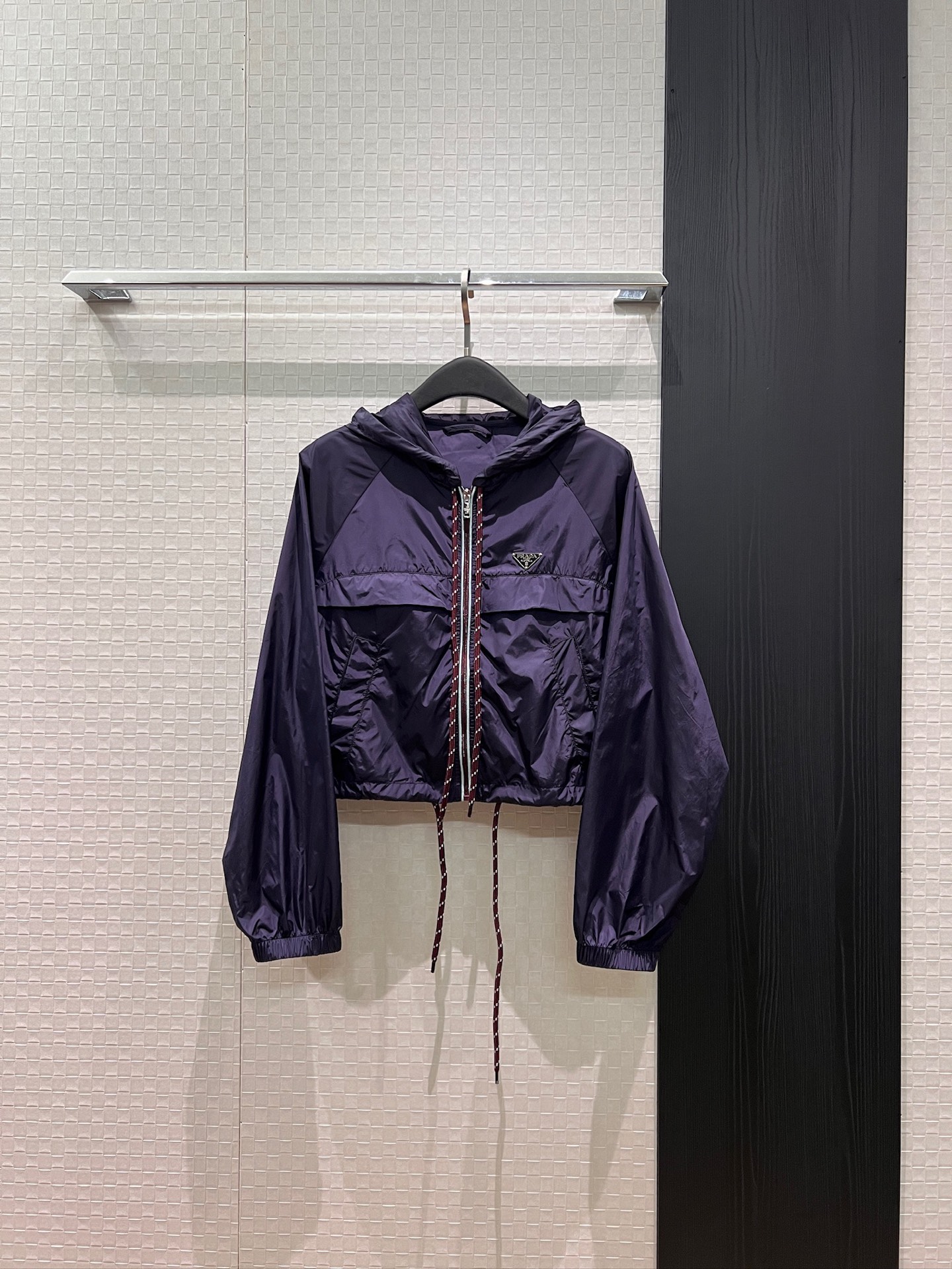 NO:837366,New hooded nylon short windbreaker jacket with drawstring decoration. Classic triangular logo hem and swingable rope waist. Windproof and sun protection. Casual and versatile dark blue and white. SML,,jackets & coats,hats,19860909新款抽绳装饰连帽尼龙短款风衣外套 经典三角徽标下摆可摆绳收腰 防风防晒 休闲百搭深蓝白色 SML,,jackets & coats,hats,,Women's clothing