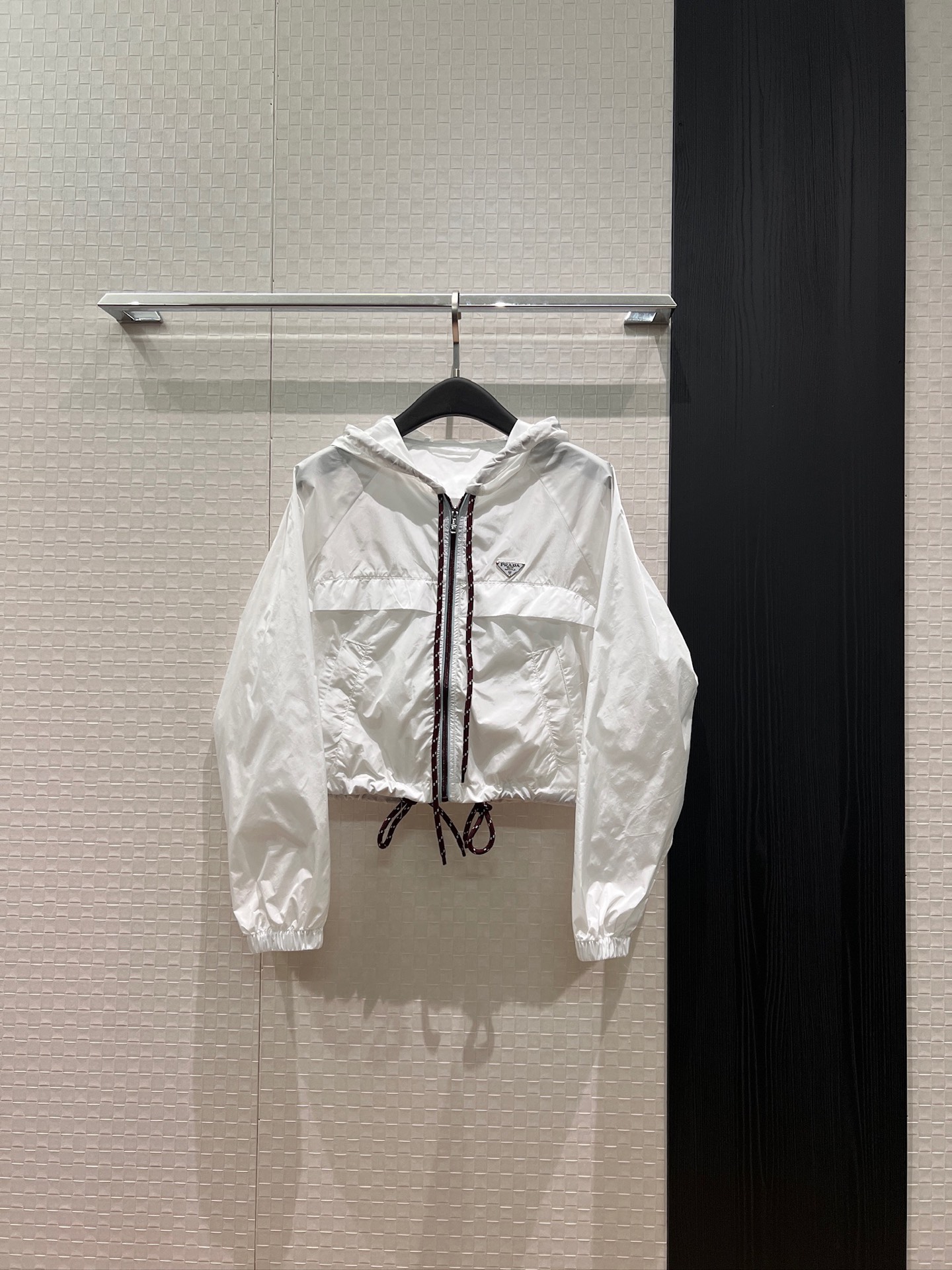 NO:837360,New hooded nylon short windbreaker jacket with drawstring decoration. Classic triangular logo hem and swingable rope waist. Windproof and sun protection. Casual and versatile dark blue and white. SML,,jackets & coats,hats,19860909新款抽绳装饰连帽尼龙短款风衣外套 经典三角徽标下摆可摆绳收腰 防风防晒 休闲百搭深蓝白色 SML,,jackets & coats,hats,,Women's clothing