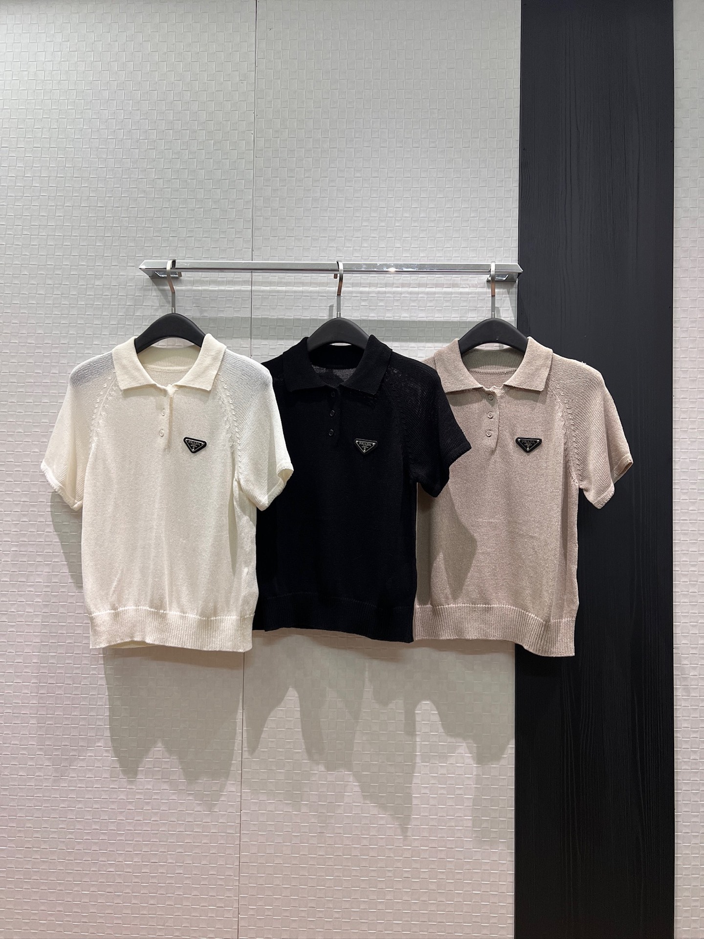 NO:837372,New triangle badge decoration lapel knitted polo shirt top linen wool blend simple and casual age-reducing versatile black khaki white SML,,19860909新款三角徽章装饰 翻领针织polo衫上衣亚麻羊毛混纺 简约休闲 减龄百搭黑色卡其白色 SML,,,Women's clothing