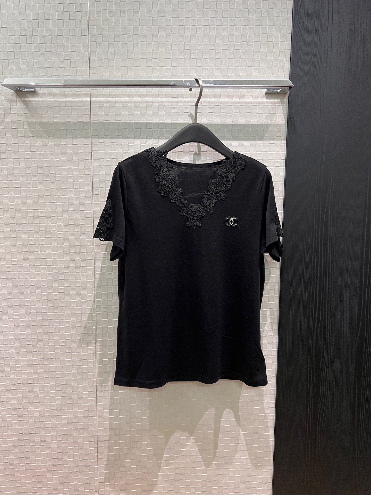 NO:837396,New V-neck collar spliced ​​lace hollow T-shirt, double C small logo embroidered on the chest, simple style, comfortable and versatile, casual and age-reducing, black and white SML,,tees,t-shirt,19860909新款V领袖口拼接蕾丝镂空T恤 胸前刺绣双C小logo装饰气质简约 舒适百搭休闲减龄 黑色白色 SML,,tees，t-shirt,,Women's clothing