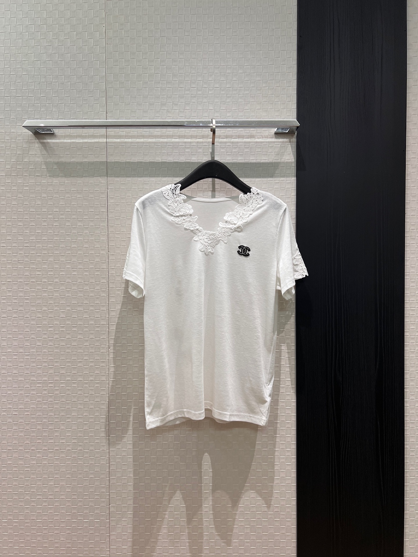 NO:837385,New V-neck collar spliced ​​lace hollow T-shirt, double C small logo embroidered on the chest, simple style, comfortable and versatile, casual and age-reducing, black and white SML,,tees,t-shirt,19860909新款V领袖口拼接蕾丝镂空T恤 胸前刺绣双C小logo装饰气质简约 舒适百搭休闲减龄 黑色白色 SML,,tees，t-shirt,,Women's clothing
