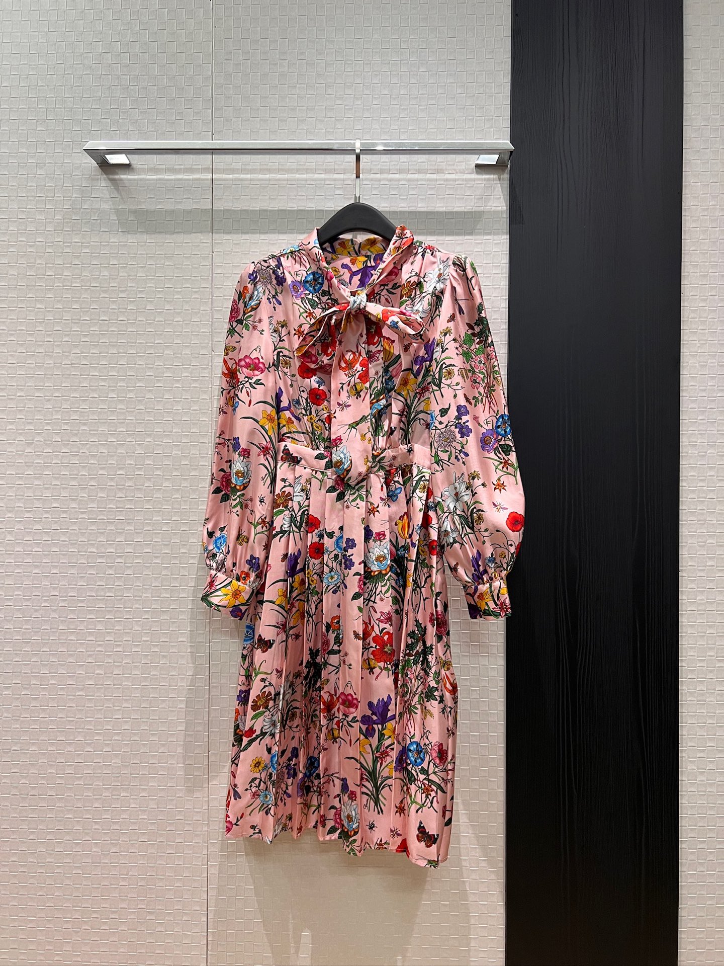 NO:837408,New floral print stand-up collar with streamers and bow decoration. Silk twill patchwork pleated dress with long puff sleeves and lantern sleeves. Slim-fitting and versatile. Must-have for age reduction. S-XL,,skirts,real silk,19860909新款花卉印花立领飘带蝴蝶结装饰 真丝斜纹拼接百褶连衣裙泡泡长袖 灯笼袖 修身显瘦 气质百搭 减龄必备 S-XL,,skirts,real silk,,Women's clothing