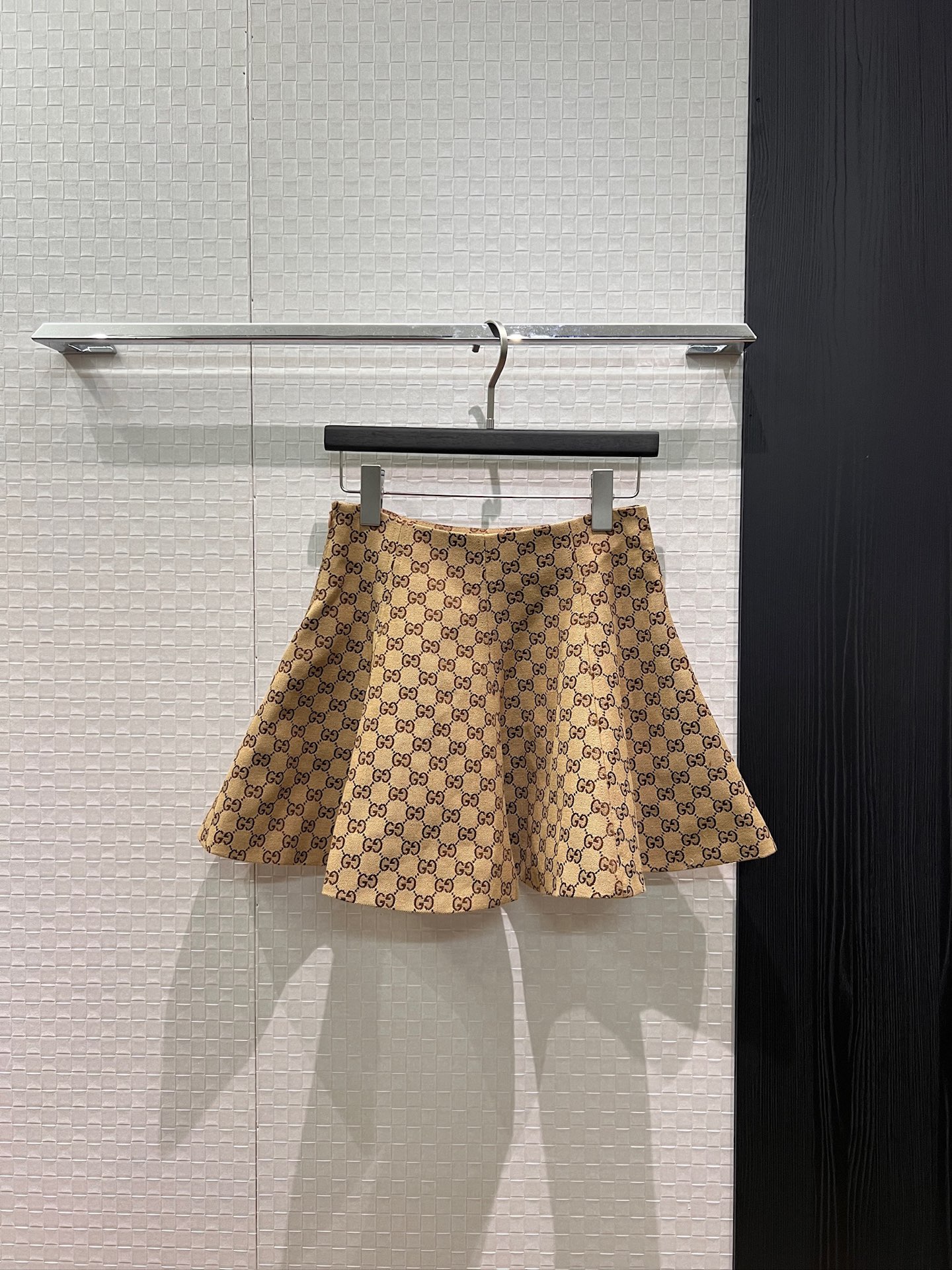 NO:837420,New double G jacquard high-waisted skirt. Minimalist A-line lotus leaf skirt with versatile temperament. Must-have S-XL for age reduction,,skirts,19860909新款双G提花高腰半裙 极简A字荷叶短裙气质百搭 减龄必备S-XL,,skirts,,Women's clothing