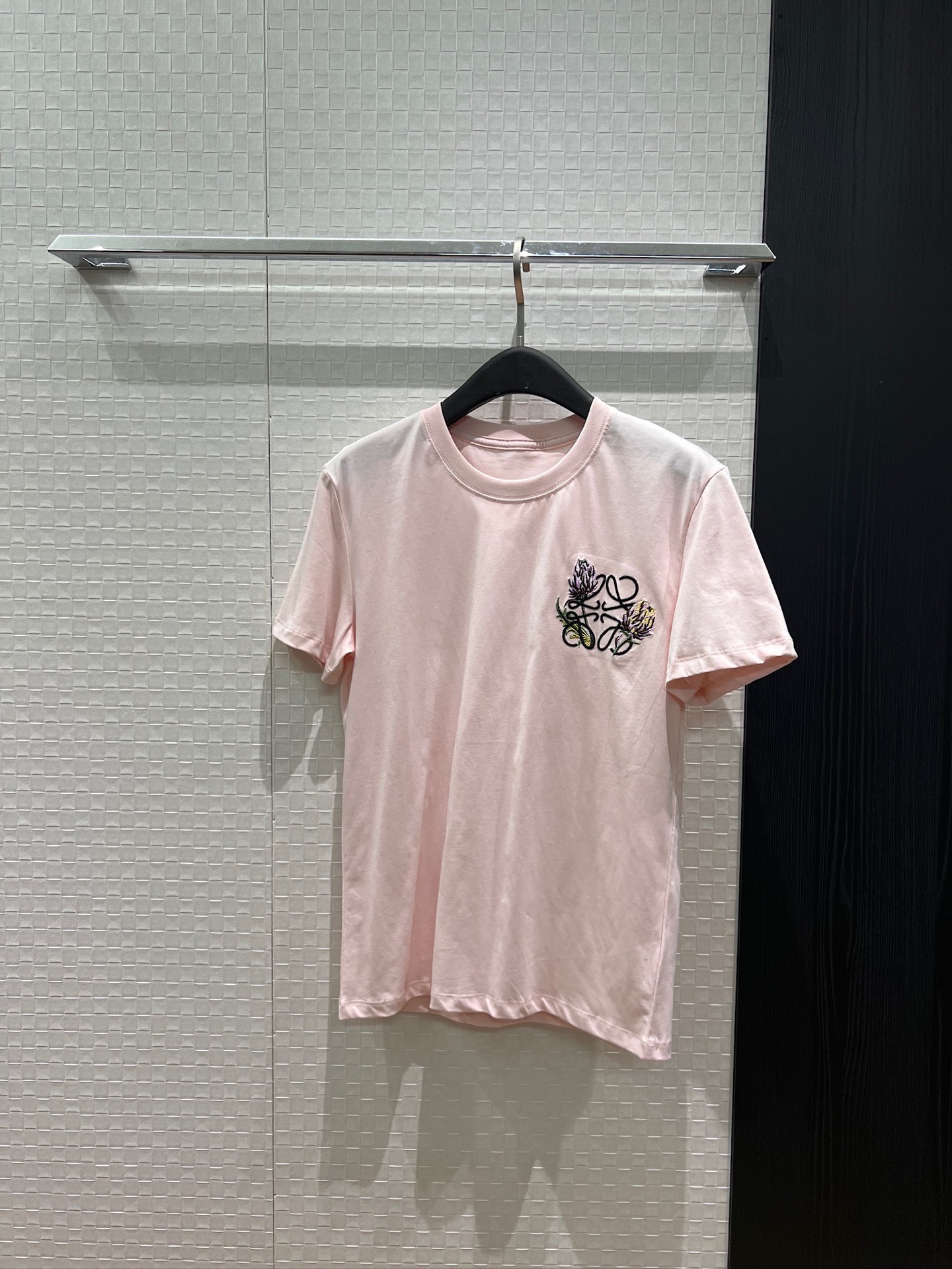 NO:837437,New LOEWE embroidered flower logo pink T-shirt, loose and casual, simple, fashionable and versatile for age reduction SML,,loewe,tees,t-shirt,19860909新款LOEWE刺绣花朵logo徽标粉色T恤宽松休闲 简约时尚减龄百搭 SML,,loewe,tees，t-shirt,,Women's clothing