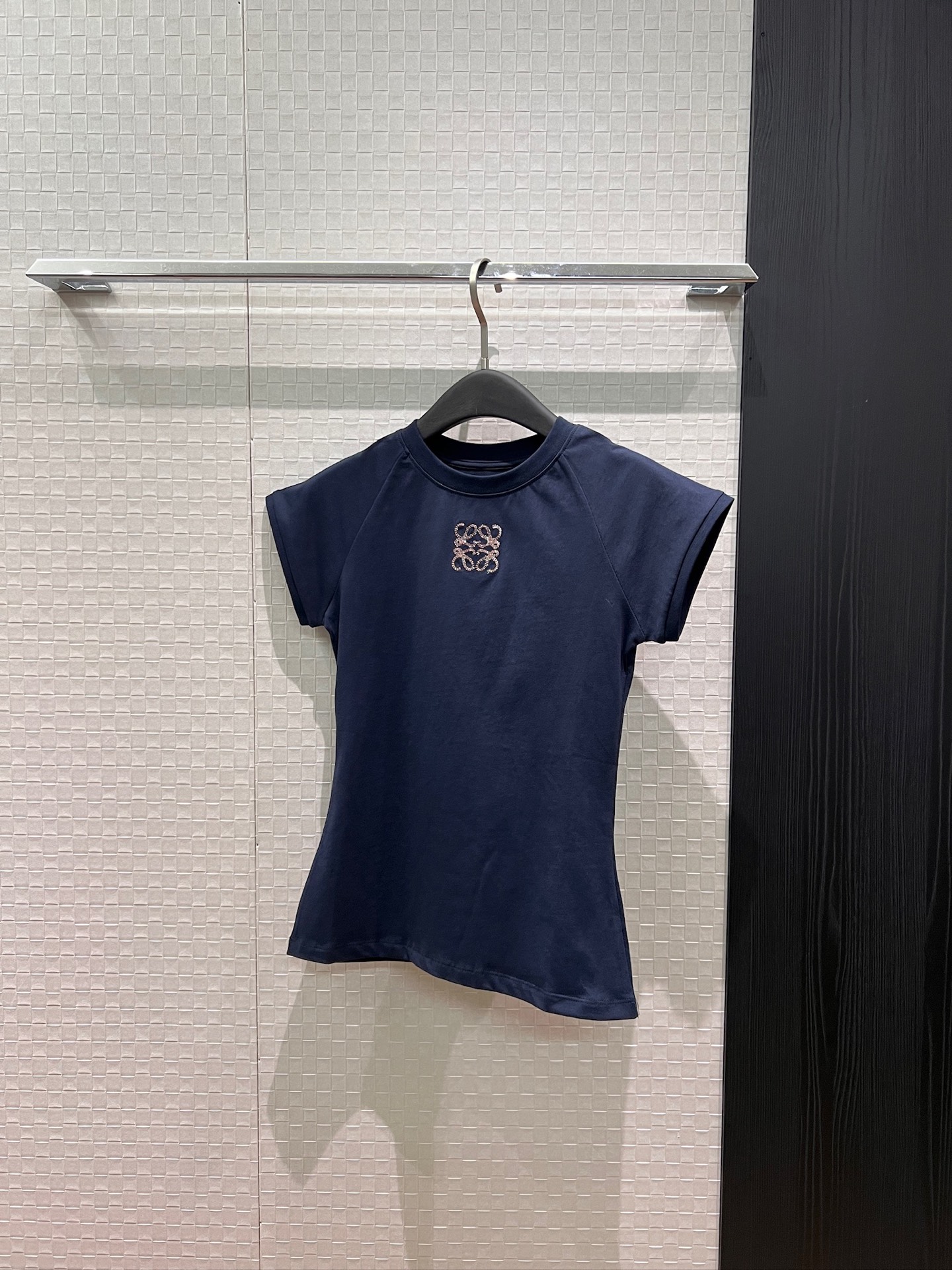 NO:837403,New loewe classic embroidered large logo badge on the chest T-shirt raglan sleeve splicing slim fit dark blue khaki SML,,loewe,tees,t-shirt,19860909新款loewe胸前经典刺绣大logo徽章T恤插肩袖拼接 修身显瘦深蓝卡其 SML,,loewe,tees，t-shirt,,Women's clothing