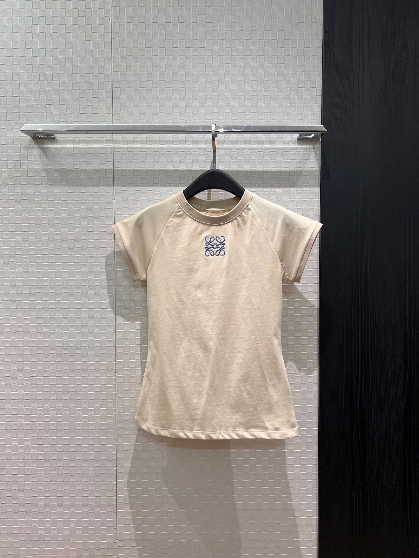 NO:837391,New loewe classic embroidered large logo badge on the chest T-shirt raglan sleeve splicing slim fit dark blue khaki SML,,loewe,tees,t-shirt,19860909新款loewe胸前经典刺绣大logo徽章T恤插肩袖拼接 修身显瘦深蓝卡其 SML,,loewe,tees，t-shirt,,Women's clothing