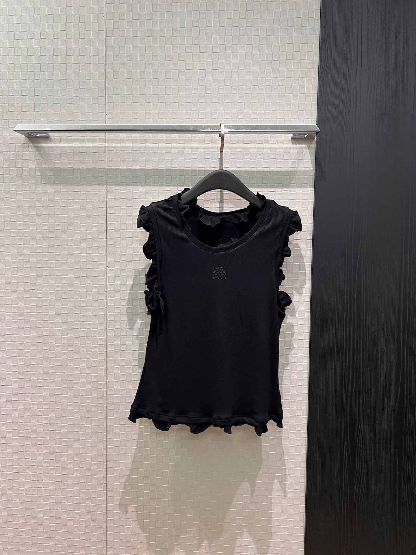 NO:837415,New celebrity style, fungus lace patchwork vest top, Loewe logo embroidery on the chest, slim fit, simple and versatile, essential for age reduction SML,,loewe,19860909新款明星同款 木耳花边拼接背心上衣 胸前刺绣Loewe 徽标logo装饰修身显瘦 简单百搭 减龄必备SML,,loewe,,Women's clothing