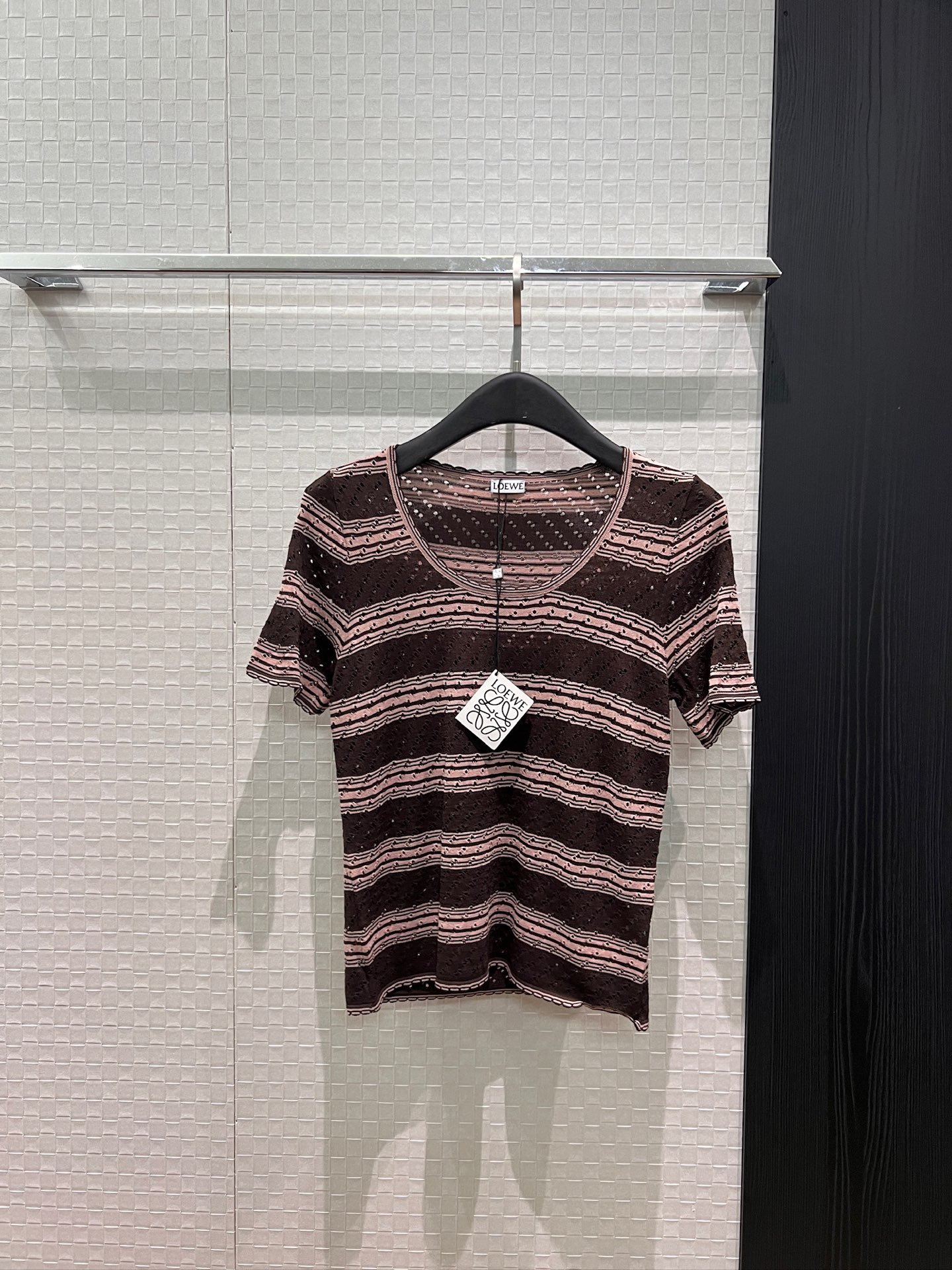 NO:837438,New lace collar hollow knitted striped short T-shirt top with Loewe logo decoration on the back. Slim and slim. Age-reducing and versatile coffee color blue. SML,,loewe,tees,t-shirt,19860909新款花边领镂空针织条纹短款T恤上衣背后Loewe徽标装饰 修身显瘦 减龄百搭咖色蓝色 SML,,loewe,tees，t-shirt,,Women's clothing