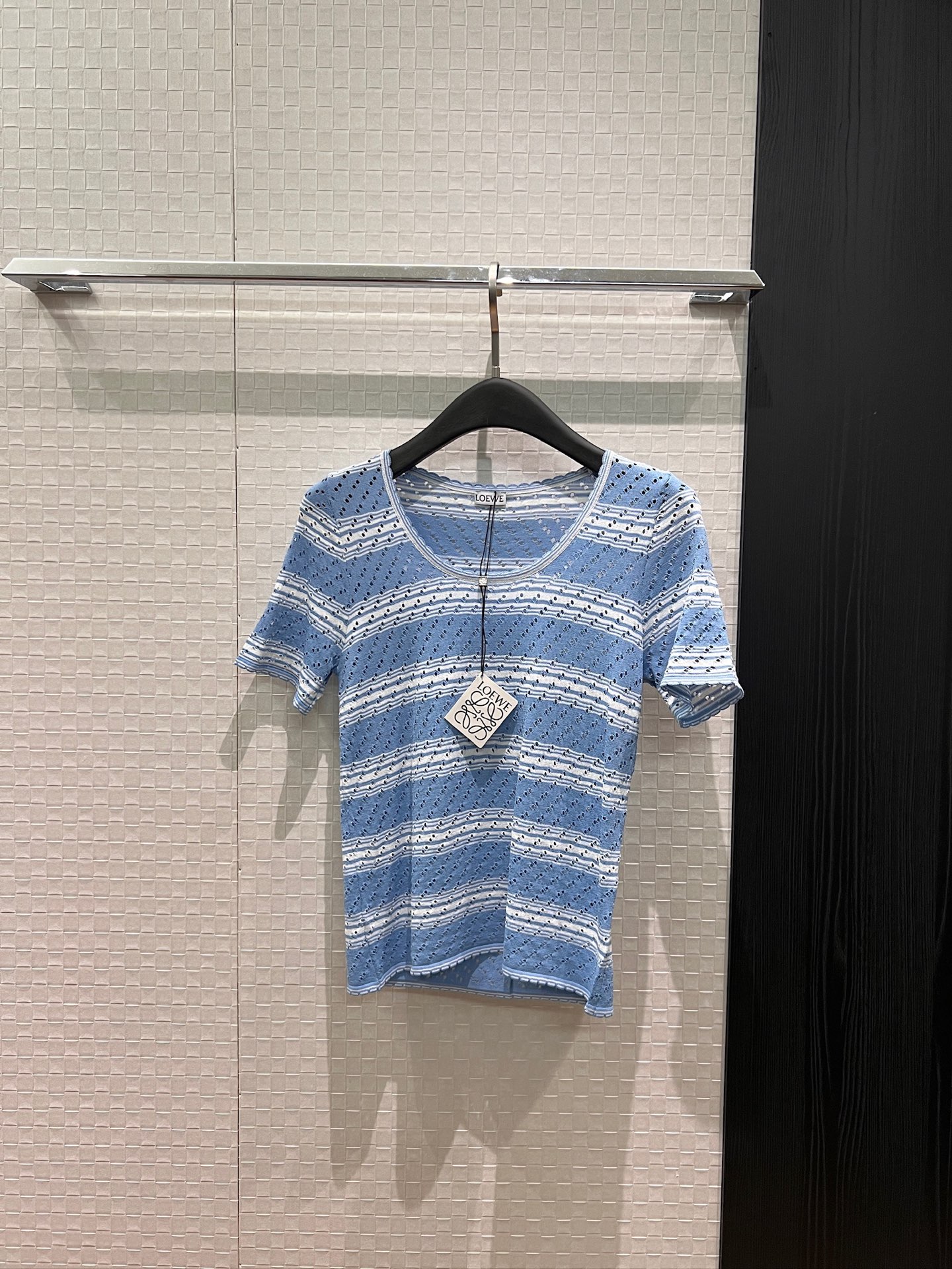 NO:837427,New lace collar hollow knitted striped short T-shirt top with Loewe logo decoration on the back. Slim and slim. Age-reducing and versatile coffee color blue. SML,,loewe,tees,t-shirt,19860909新款花边领镂空针织条纹短款T恤上衣背后Loewe徽标装饰 修身显瘦 减龄百搭咖色蓝色 SML,,loewe,tees，t-shirt,,Women's clothing