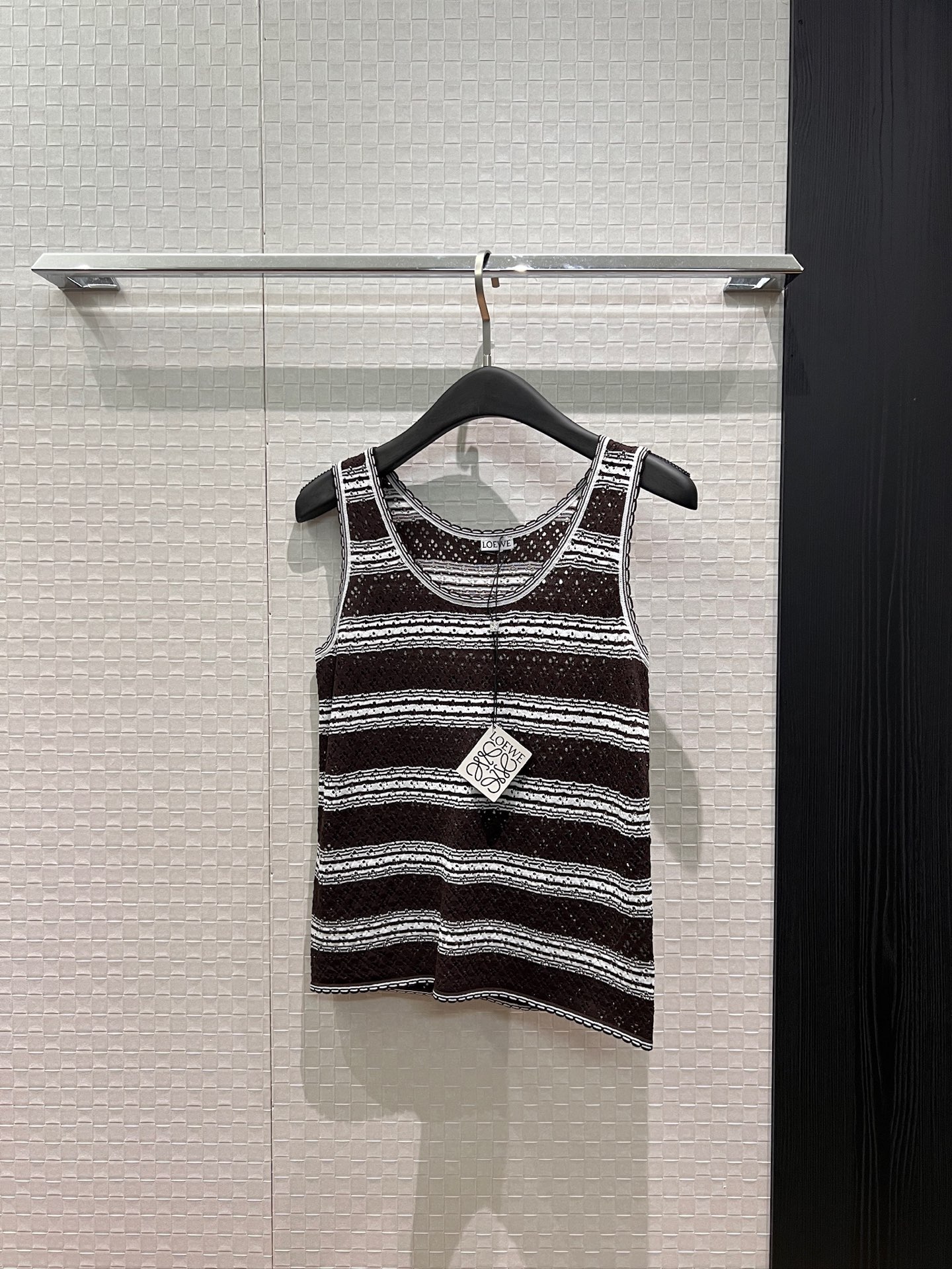 NO:837404,New lace collar hollow knitted striped vest top decorated with Loewe logo on the back. Slim and slim. Age-reducing and versatile coffee yellow. SML,,loewe,19860909新款花边领镂空针织条纹背心上衣背后Loewe徽标装饰 修身显瘦 减龄百搭咖色黄色 SML,,loewe,,Women's clothing