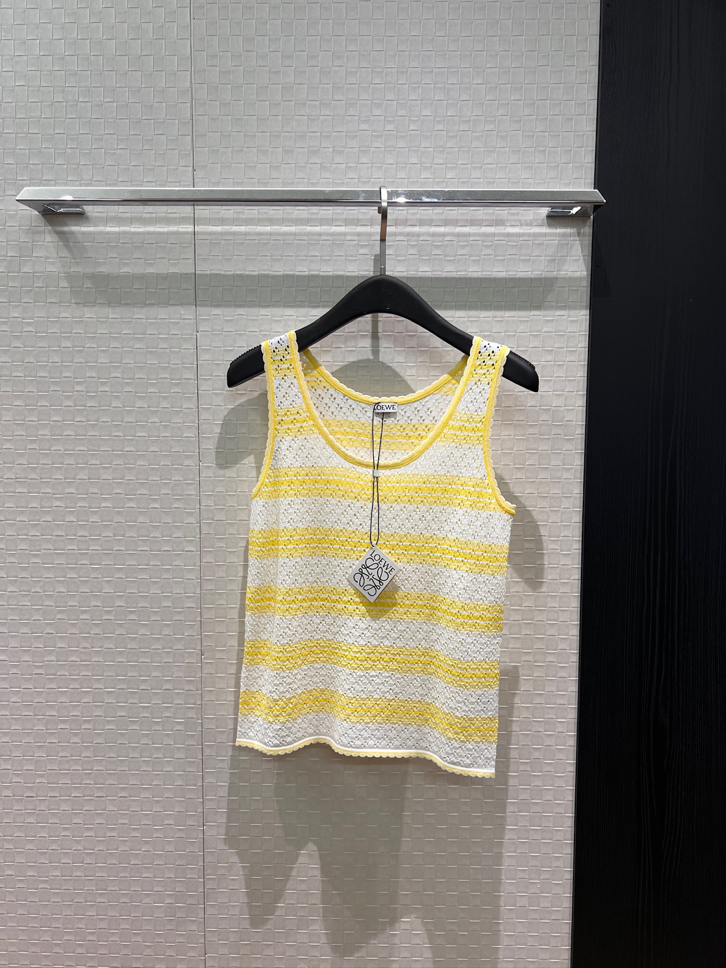 NO:837392,New lace collar hollow knitted striped vest top decorated with Loewe logo on the back. Slim and slim. Age-reducing and versatile coffee yellow. SML,,loewe,19860909新款花边领镂空针织条纹背心上衣背后Loewe徽标装饰 修身显瘦 减龄百搭咖色黄色 SML,,loewe,,Women's clothing
