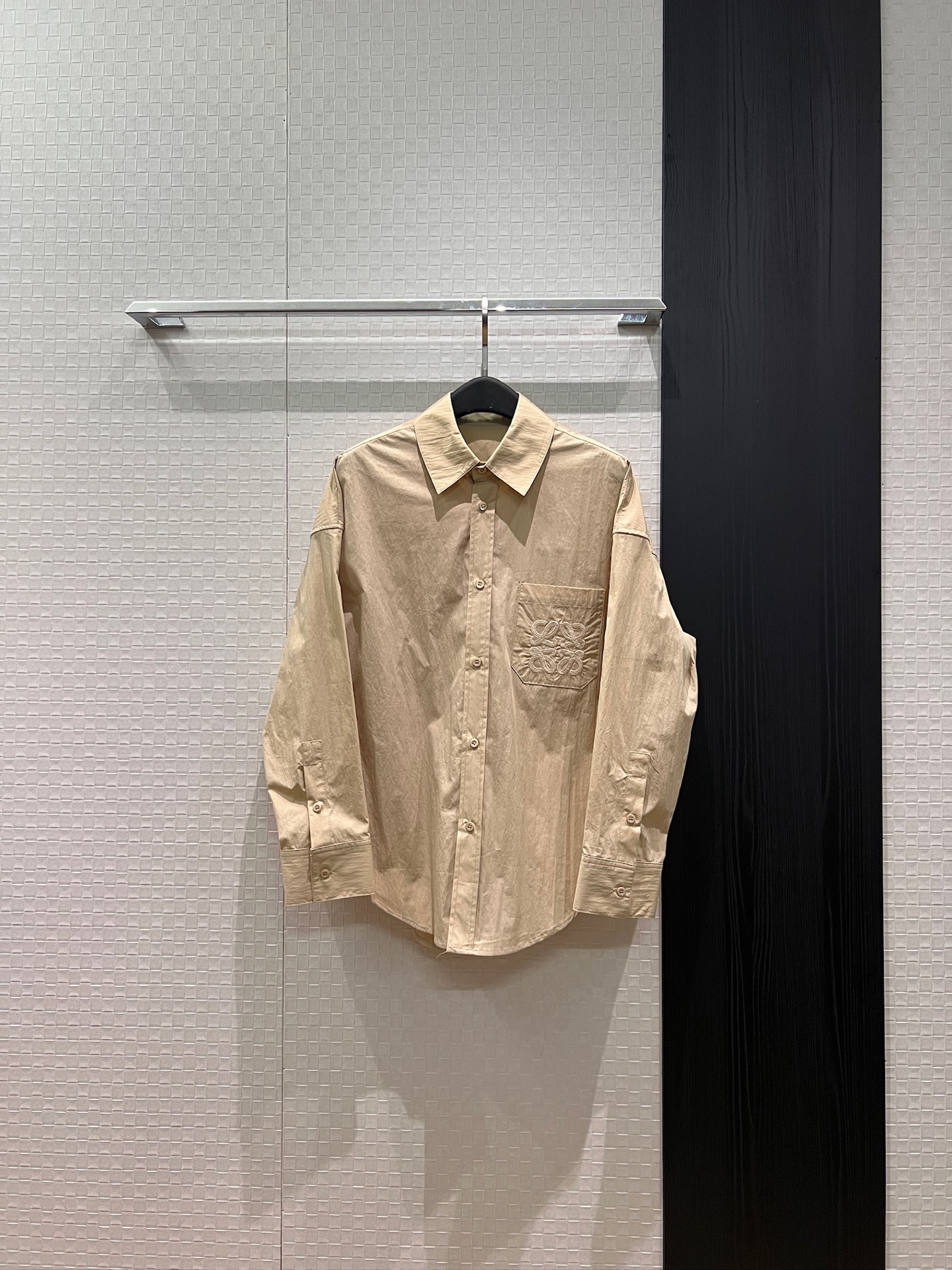 NO:837416,New Loewe embroidered logo pocket simple shirt, loose and casual, irregular hem, fashionable and age-reducing SML,,loewe,19860909新款Loewe刺绣徽标口袋简约衬衣宽松休闲 不规则下摆 时尚减龄SML,,loewe,,Women's clothing