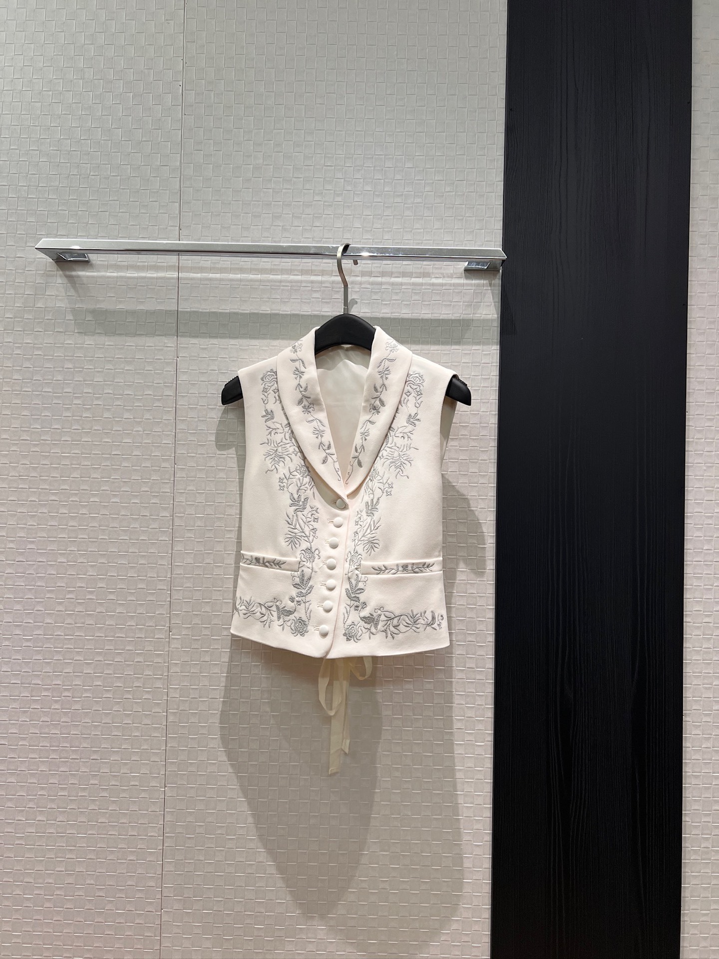 NO:838070,The same style as the new Reba. Heavy embroidery green fruit collar suit vest top with lace-up waist design at the back. Single-row covered buttons, fashionable and versatile. S-XL,,business suit,19860909新款热巴同款 重工刺绣青果领西装马甲上衣背后系带收腰设计 单排包扣时尚百搭 S-XL,,business suit,,Women's clothing